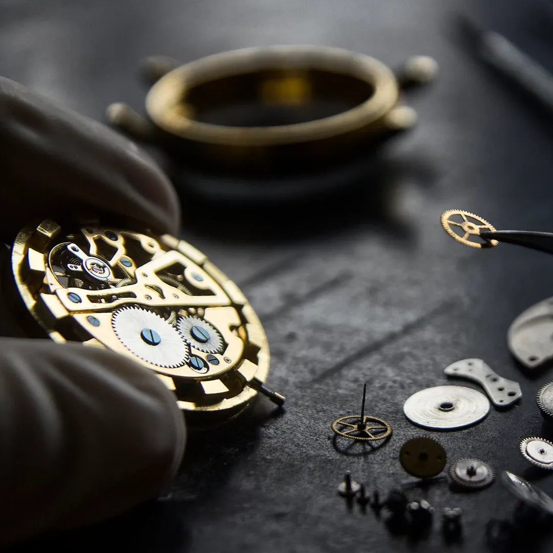 Assemblage d’un mouvement de montre Seiko modifiée : gros plan sur les composants mécaniques et la précision du travail horloger