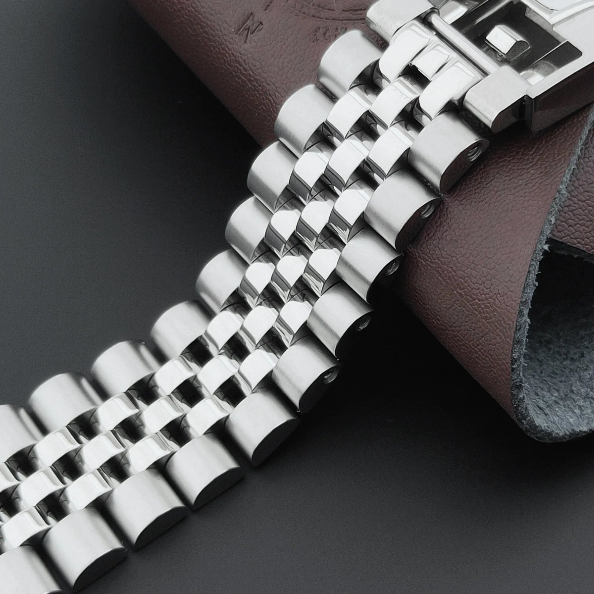 Bracelet Jubilé classique en acier pour montre Seiko mod - vue très rapprochée des maillons