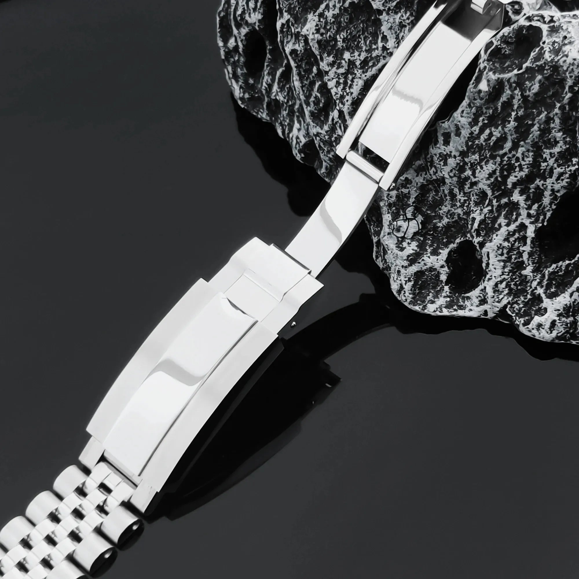 Fermoir déployant en acier poli du bracelet jubilée de montre Seiko Mod, vue rapprochée de son fonctionnement