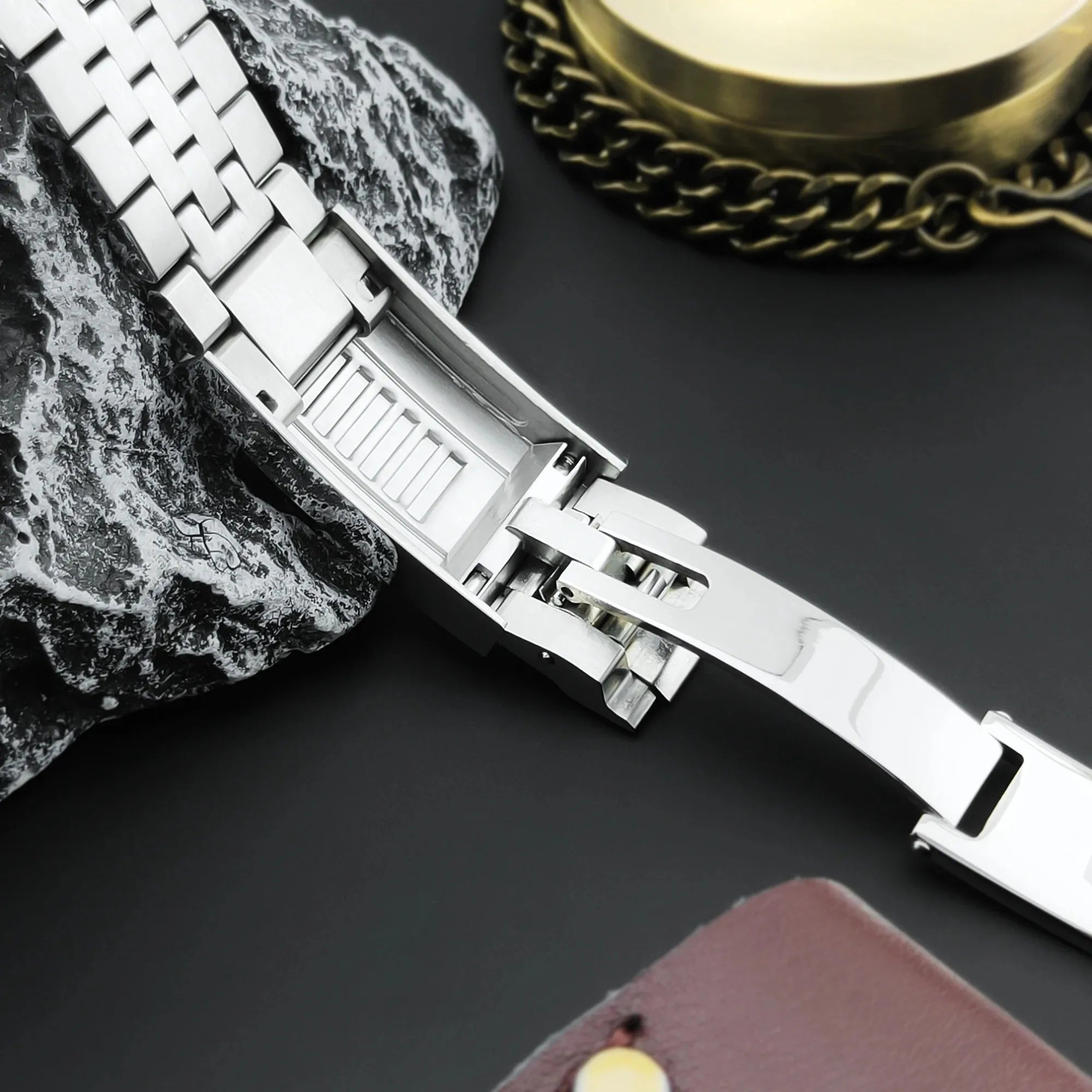 Fermoir déployant en acier du bracelet de montre Seiko Mod, vue rapprochée de son fonctionnement
