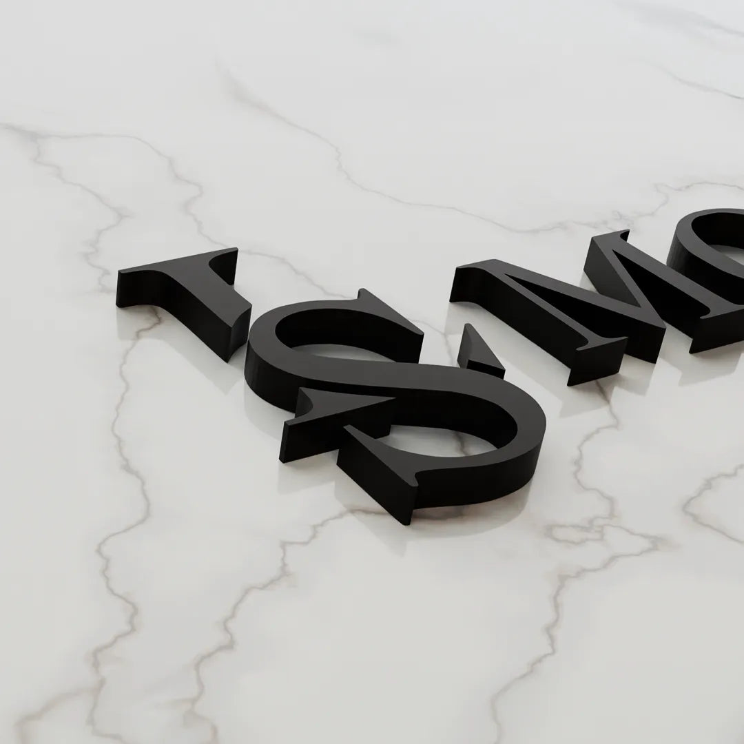 logo noir de l'atelier horloger français lsmods posé sur un fond de marbre blanc