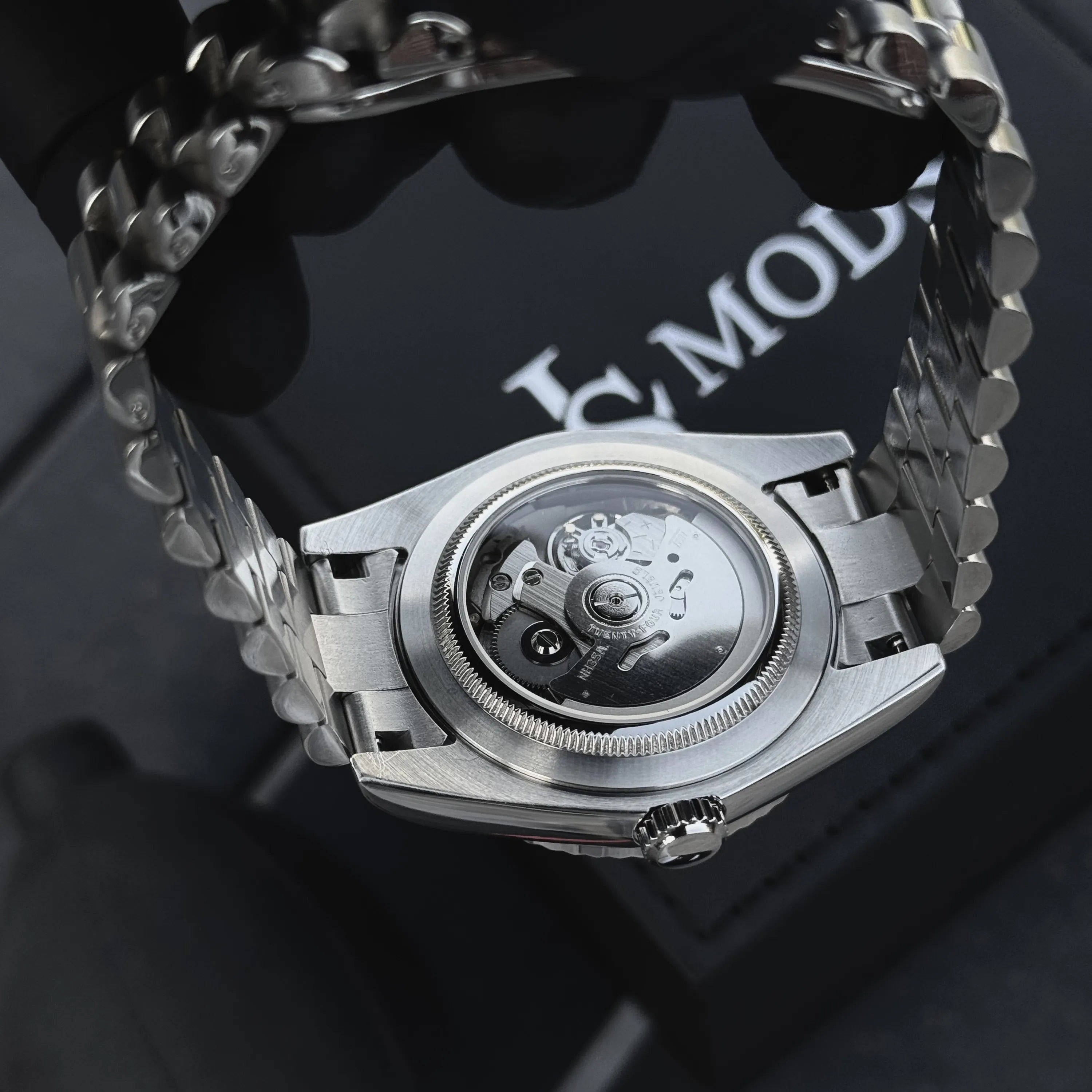 Mouvement automatique visible à travers le fond de boîtier en verre Saphir transparent d'une montre Seiko Mod