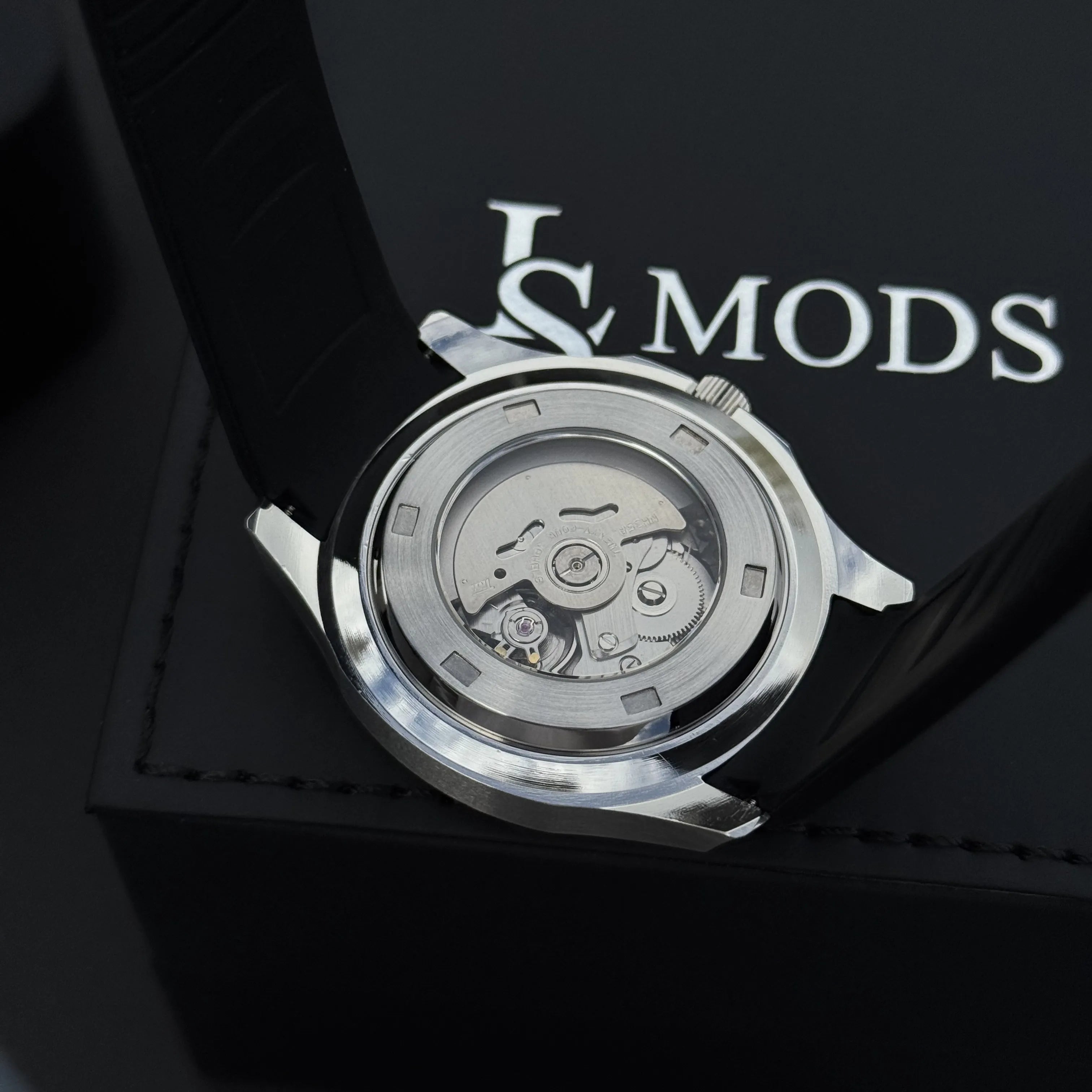 Mouvement automatique Seiko NH35 visible à travers le fond transparent de la Seiko Mod Aquanaut noire