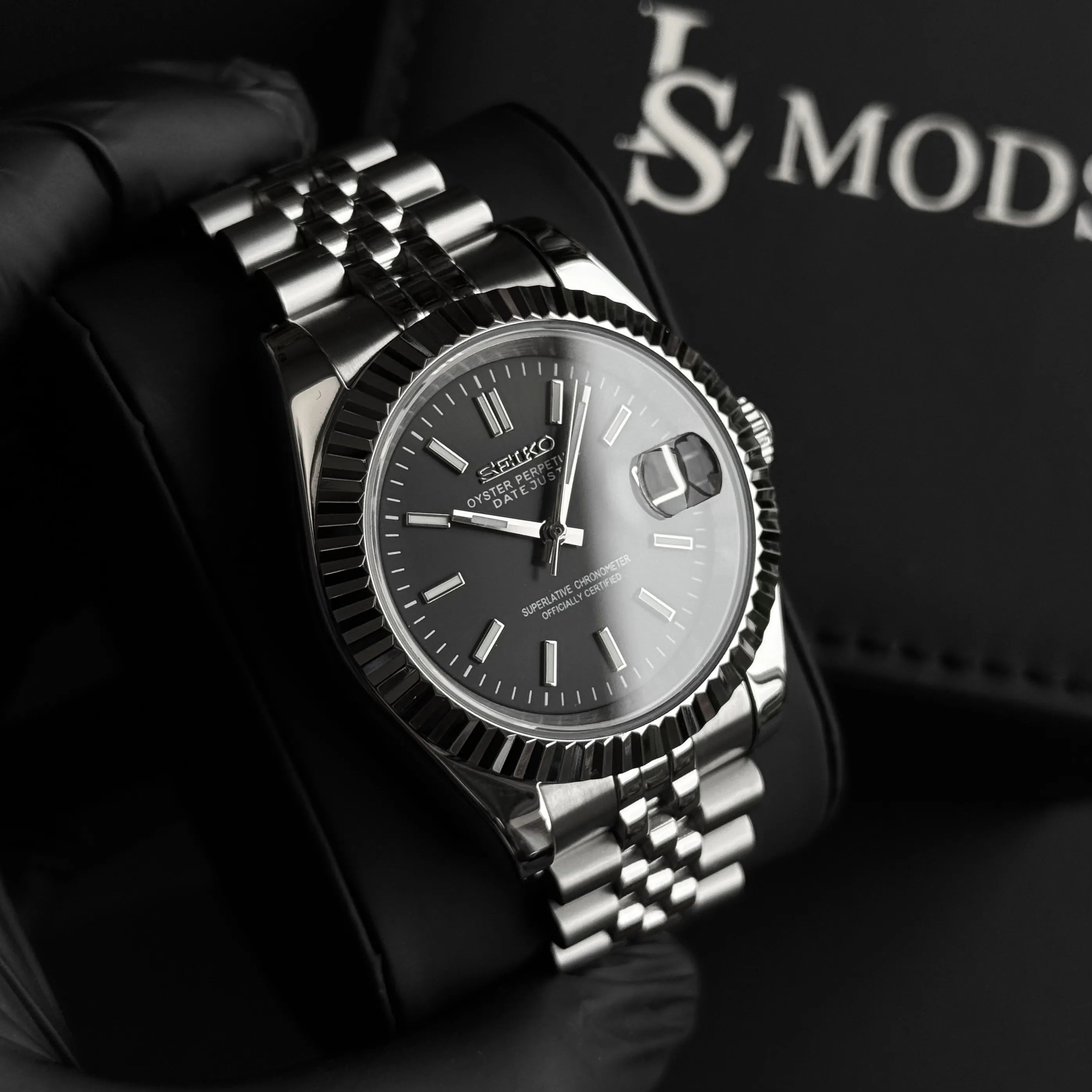 Montre Seiko Mod Datejust classic cadran noir et mouvement automatique Seiko NH35 présentée sur son écrin