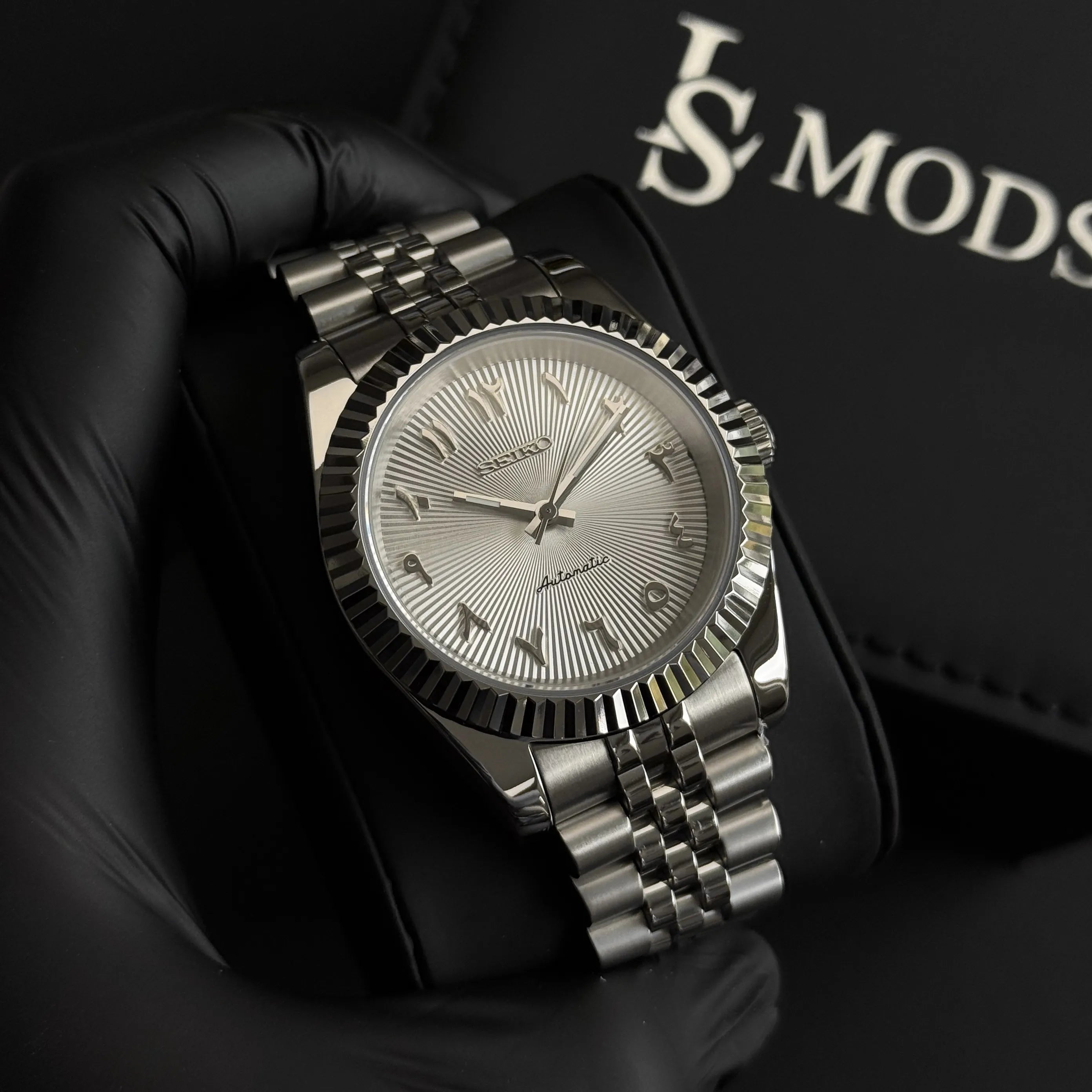 Montre Seiko Mod cadran chiffres arabes blanc, mouvement Seiko NH35 et boitier en acier inoxydable 316L