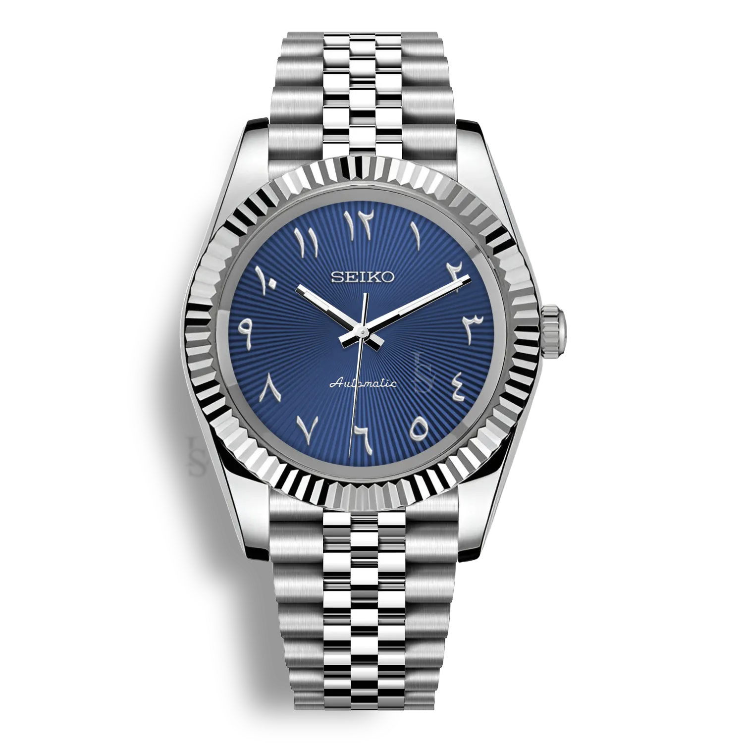 Montre Seiko Mod Arabic Dial Bleue équipée du mouvement automatique Seiko NH35 avec un cadran bleu marine à chiffres arabes et bracelet et boitier en acier inoxydable