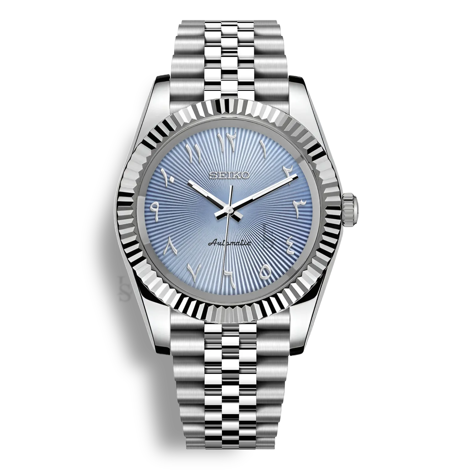 Montre Seiko Mod Arabic Dial Bleu clair équipée du mouvement automatique Seiko NH35 avec un cadran bleu ciel à chiffres arabes et bracelet et boitier en acier inoxydable
