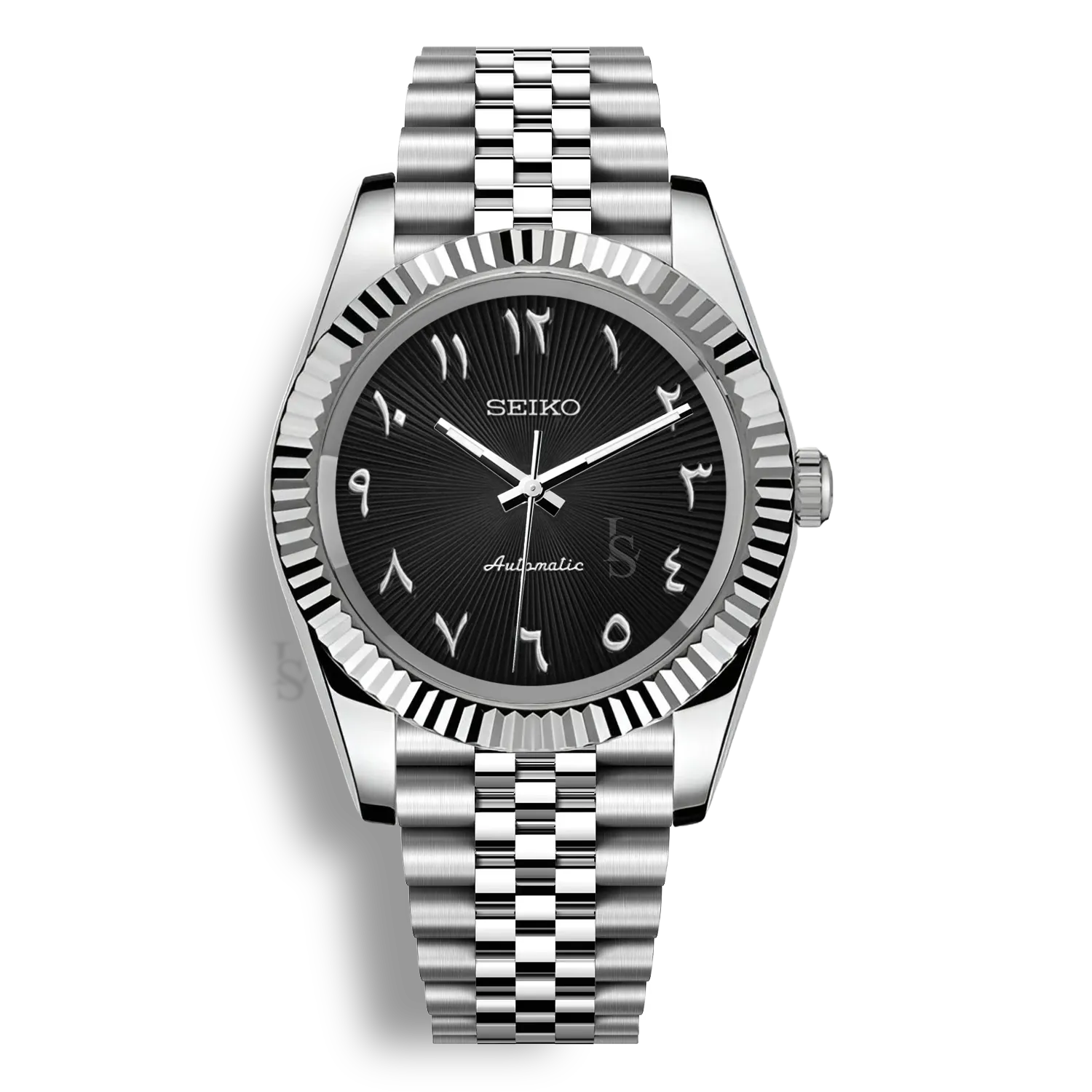Montre Seiko Mod Arabic Dial Noir équipée du mouvement automatique Seiko NH35 avec un cadran noir sobre à chiffres arabes et bracelet et boitier en acier inoxydable