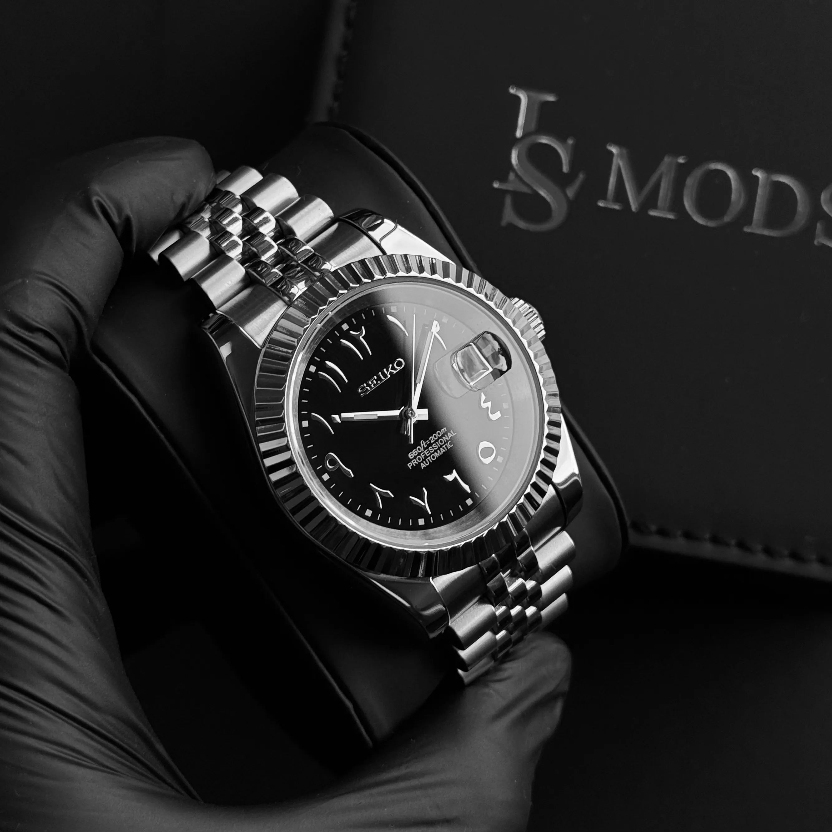 Montre SeikoMod Arabic Dial Pro cadran Noir lisse présentée sur son écrin