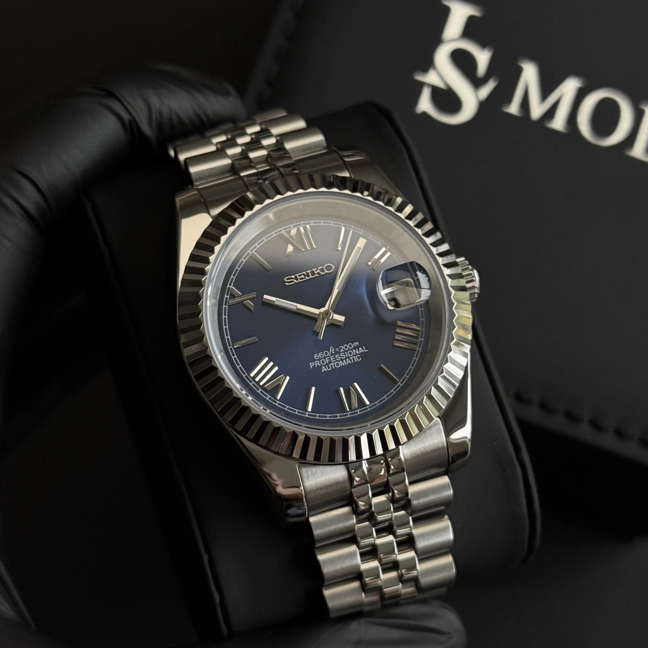 Montre Seiko Mod cadran chiffres arabes bleu, mouvement Seiko NH35, verre saphir