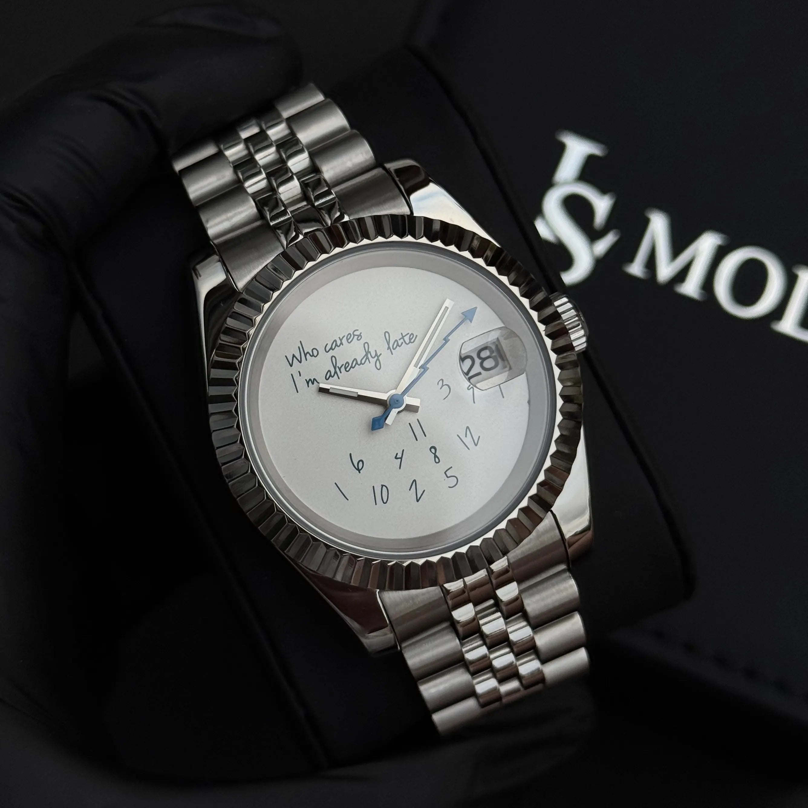 Montre Seiko Mod Who Cares I'm Already Late couleur de cadran blanc et bleu avec aiguille trotteuse bleue