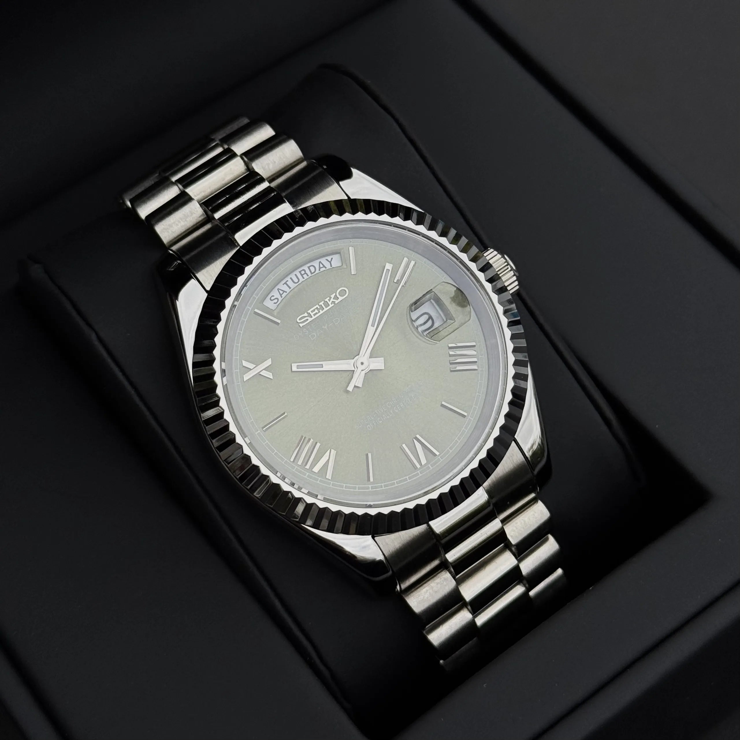 Montre Seiko Mod Day-Date automatique avec mouvement Miyota 8285, boîtier en acier inoxydable 316L et cadran vert olive.