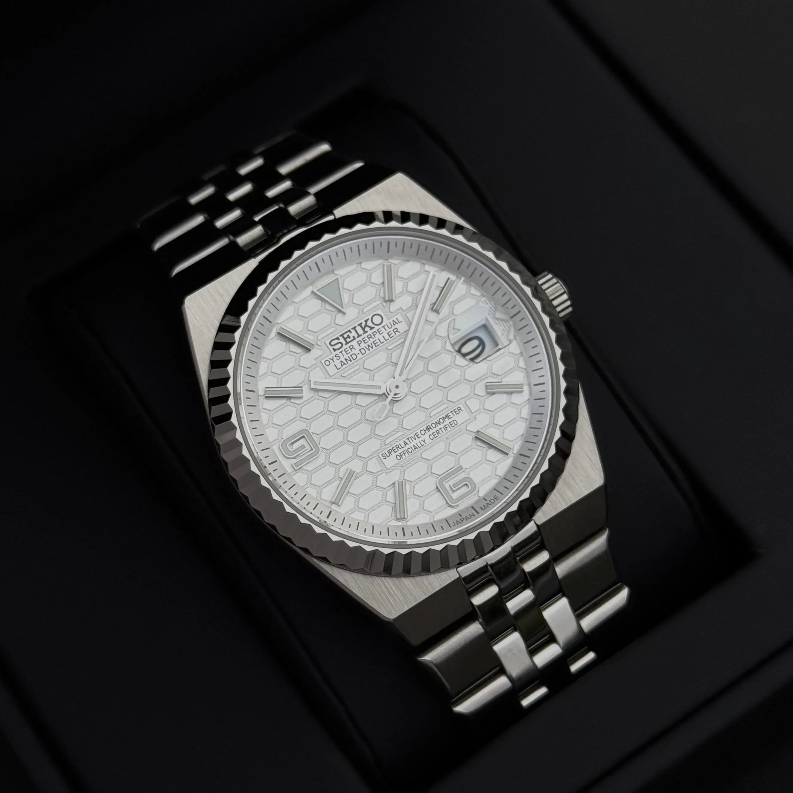 Montre Seiko Mod Land Dweller cadran blanc nid d'abeille, mouvement automatique Seiko, boîtier et bracelet poli-brossé en acier inoxydable, présentée dans son écrin