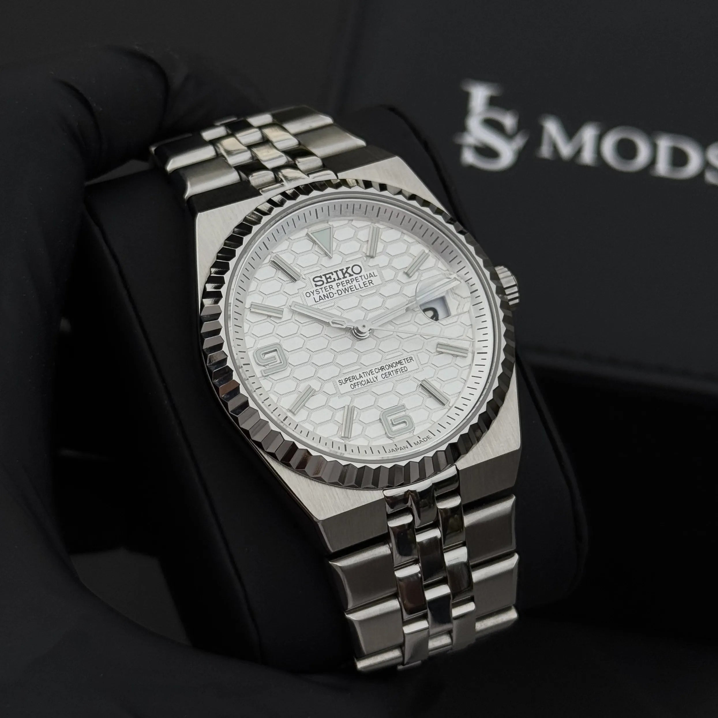 Montre Seiko Mod Land Dweller cadran blanc, boîtier acier inoxydable 39,5mm, bracelet Flat Jubilee, vue rapprochée