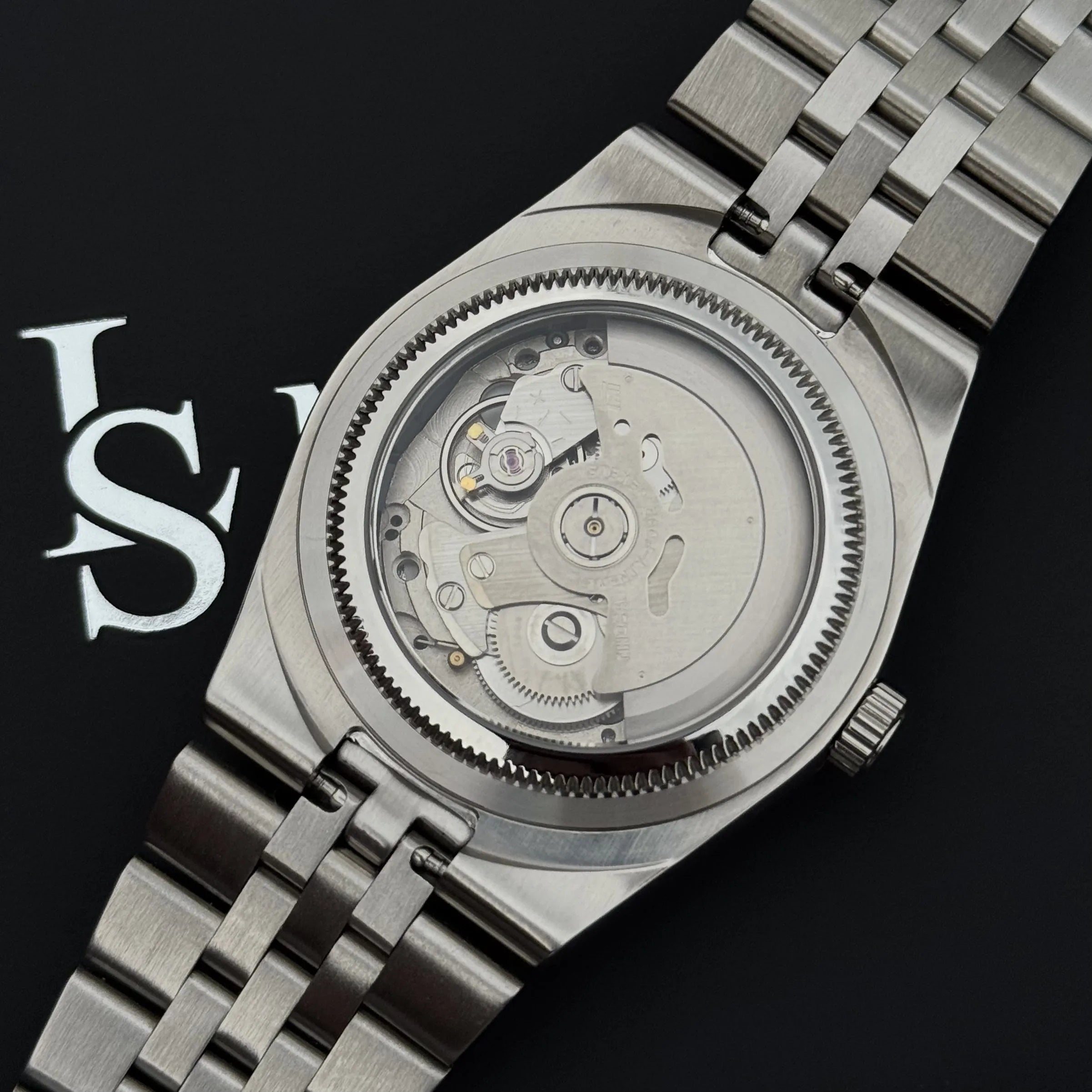 Montre Seiko Mod Land Dweller vue du mouvement automatique Seiko NH35 à travers le fond de boîtier transparent