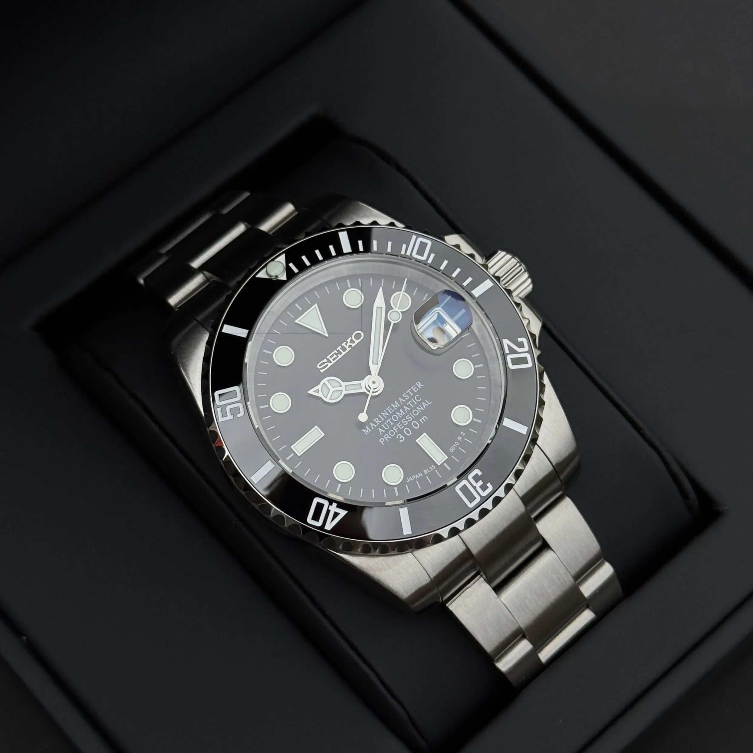 Montre Seiko Mod Marine Master cadran noir, boîtier inoxydable 40mm et verre saphir inrayable présentée dans son écrin