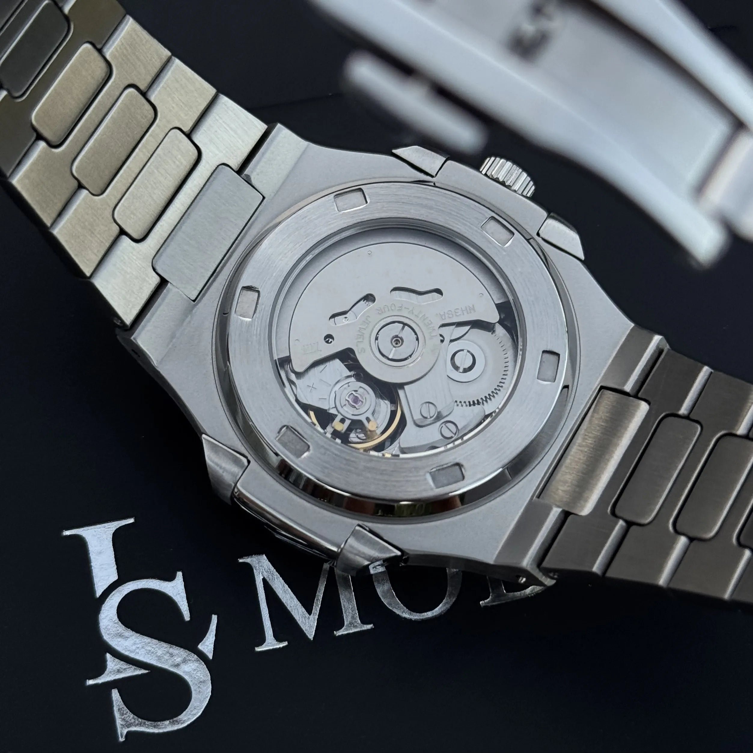 Vue du mouvement automatique Seiko NH35 à travers le fond transparent de la montre Seiko Mod Nautilus