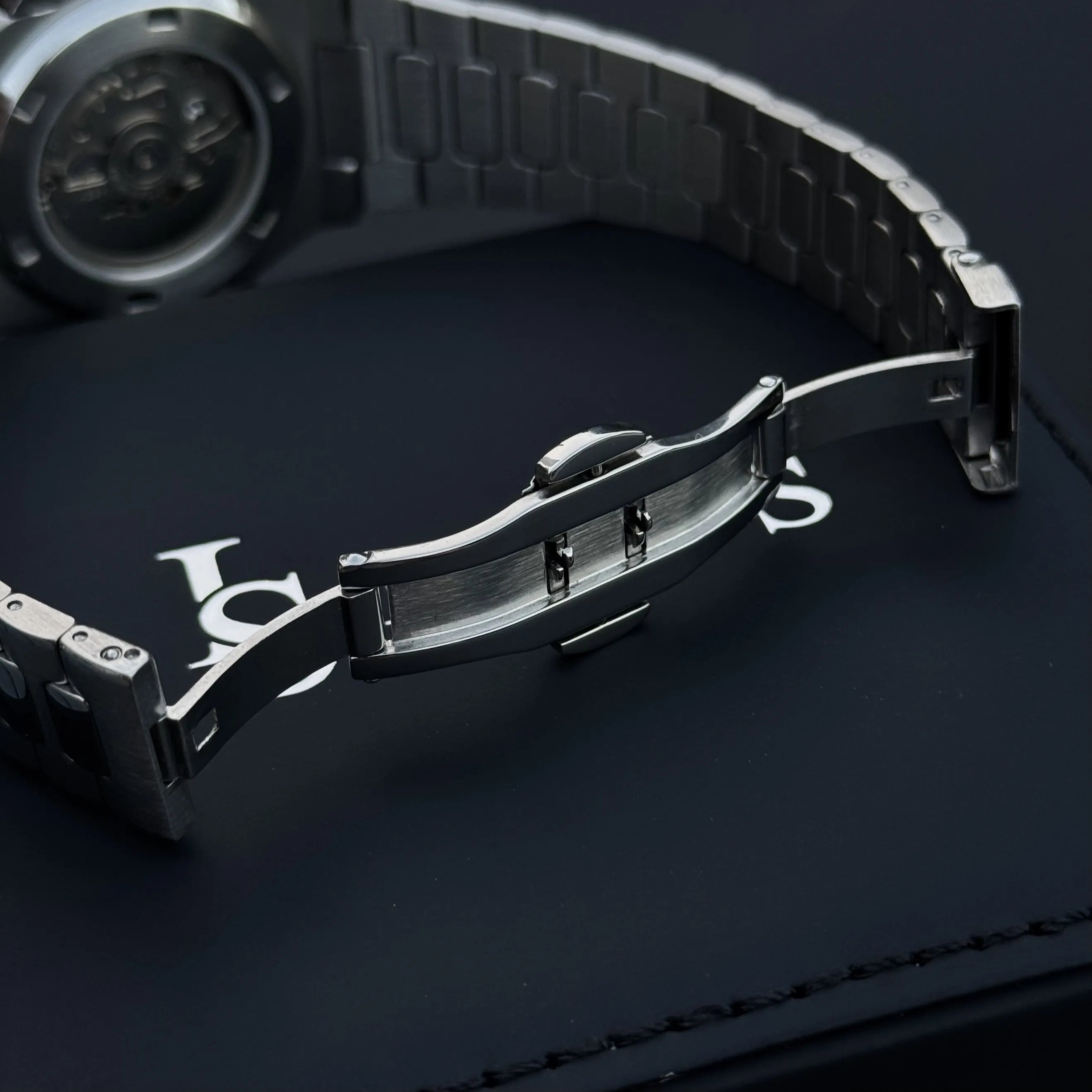 Fermoir déployant papillon en acier de la montre Seiko Mod Nautilus