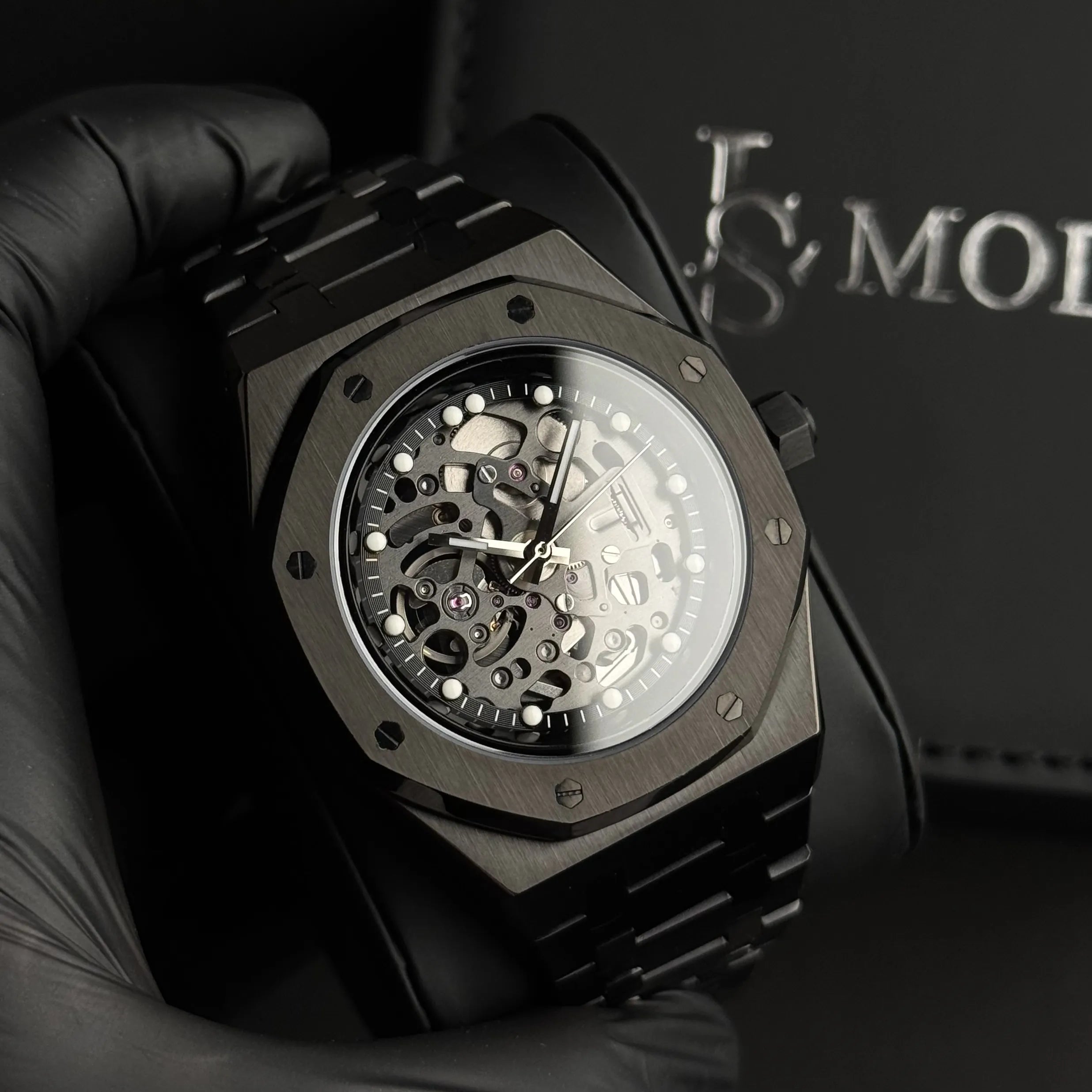 Montre Seiko Mod Royal Oak Full Skeleton cadran noir squelette dévoilant le mouvement Seiko NH70 présentée dans son écrin