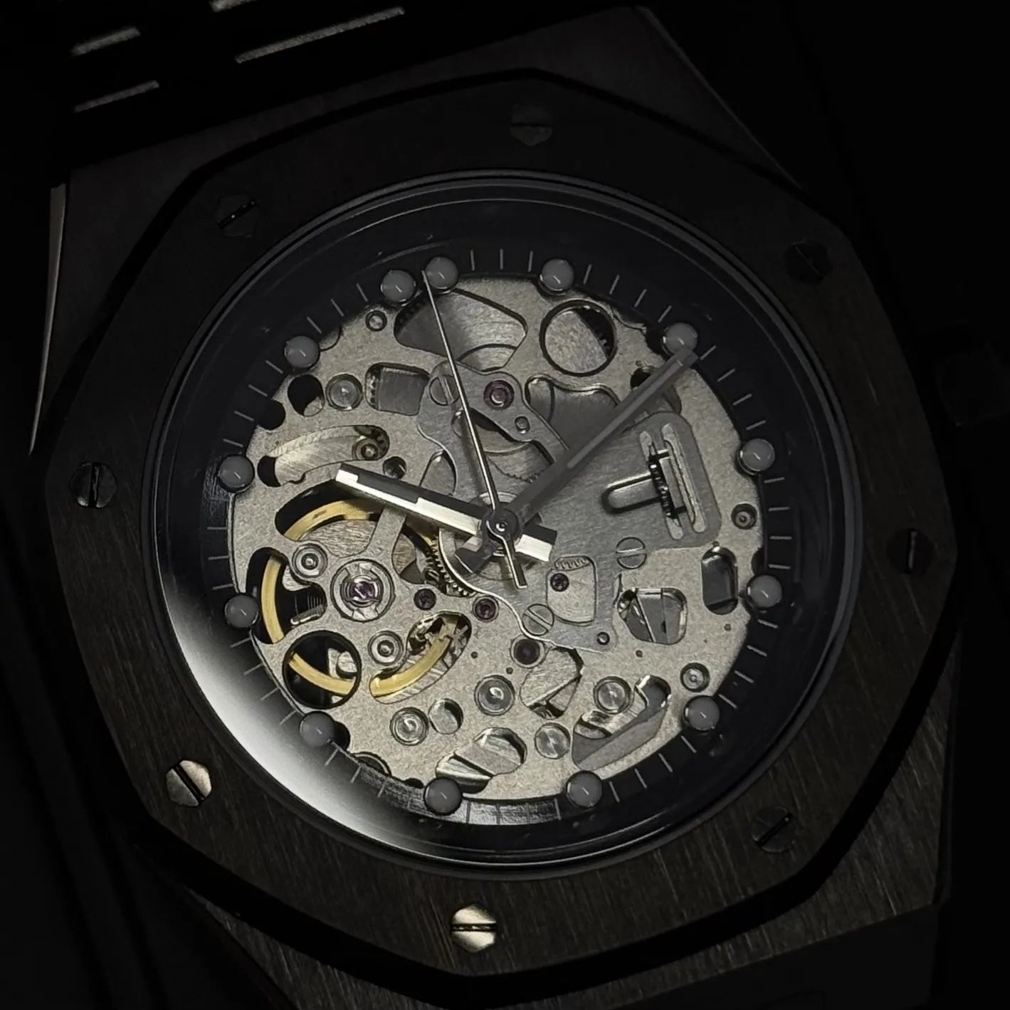 Montre Seiko Mod Royal Oak Full Skeleton cadran noir, vue rapprochée sur les mécanismes du mouvement squeletté automatique
