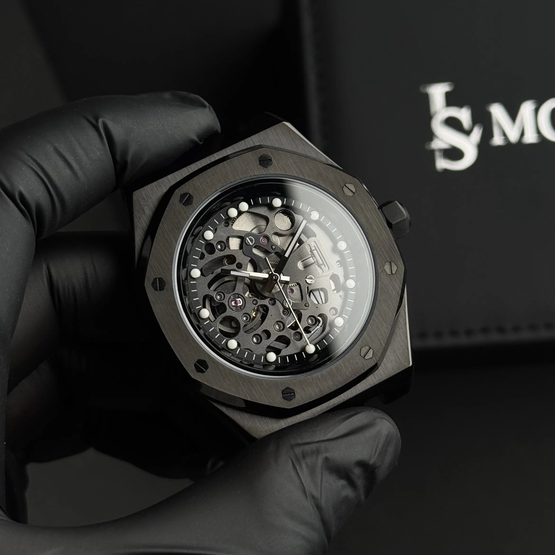 Montre Seiko Mod Royal Oak Full Skeleton cadran noir, vue rapprochée sur les mécanismes du mouvement squeletté automatique