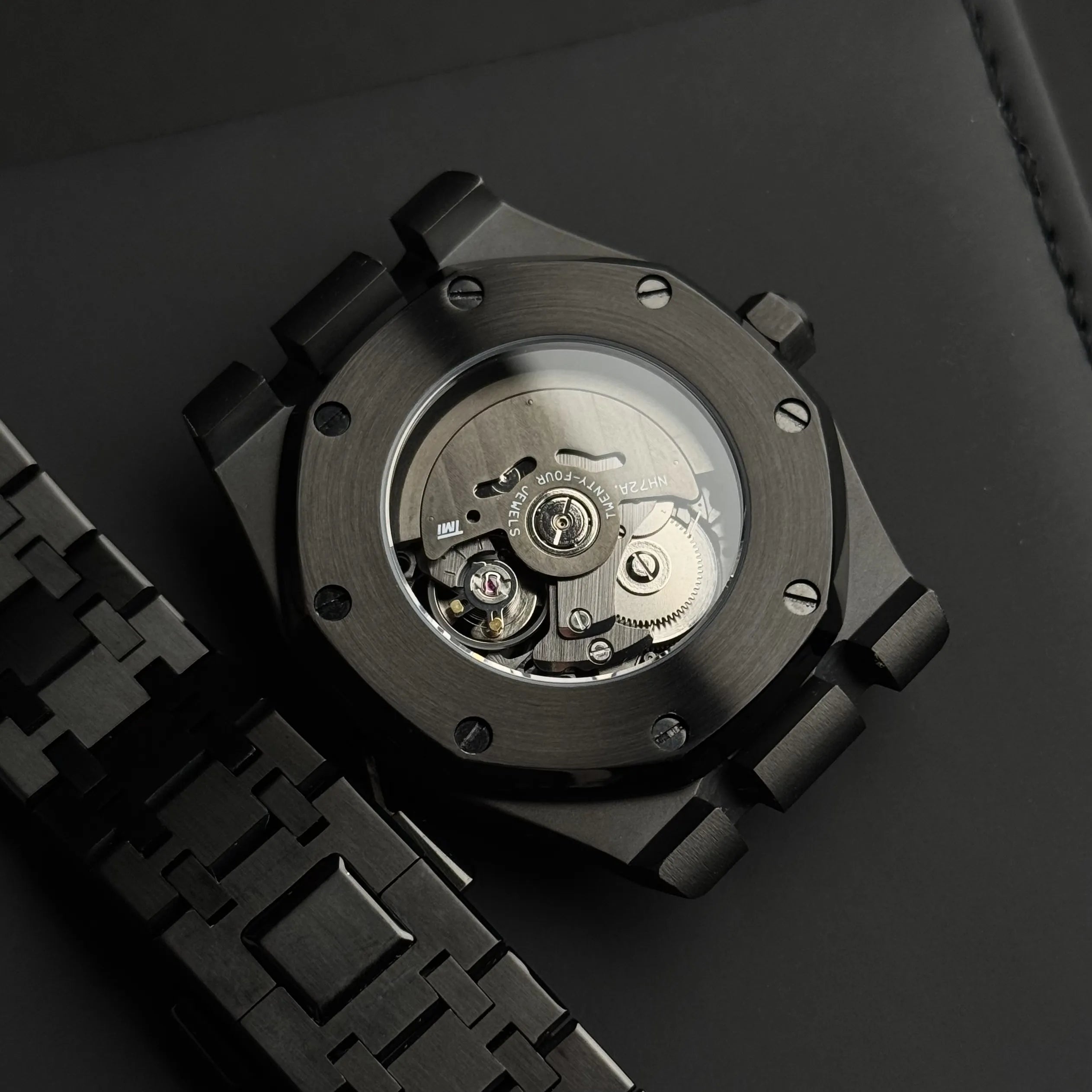 Montre Seiko Mod Royal Oak Full Skeleton vue du mouvement automatique Seiko NH35 à travers le fond transparent