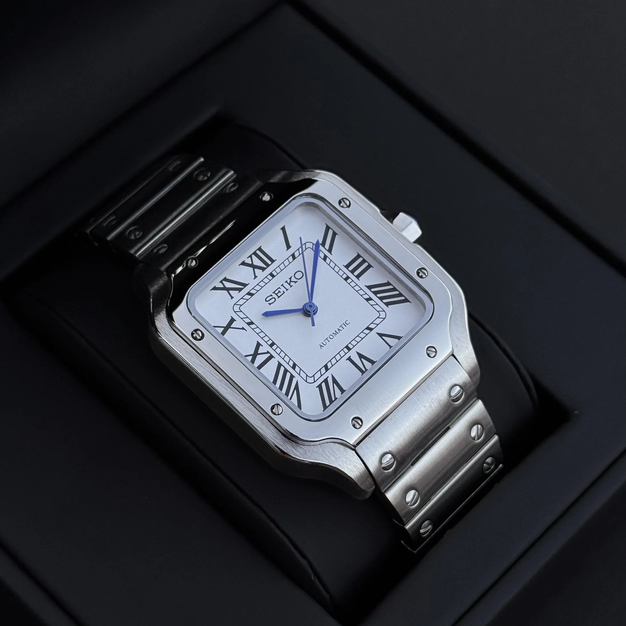 Montre Seiko Mod Santos avec cadran blanc à chiffres romains, aiguilles bleues et mouvement automatique Seiko NH35
