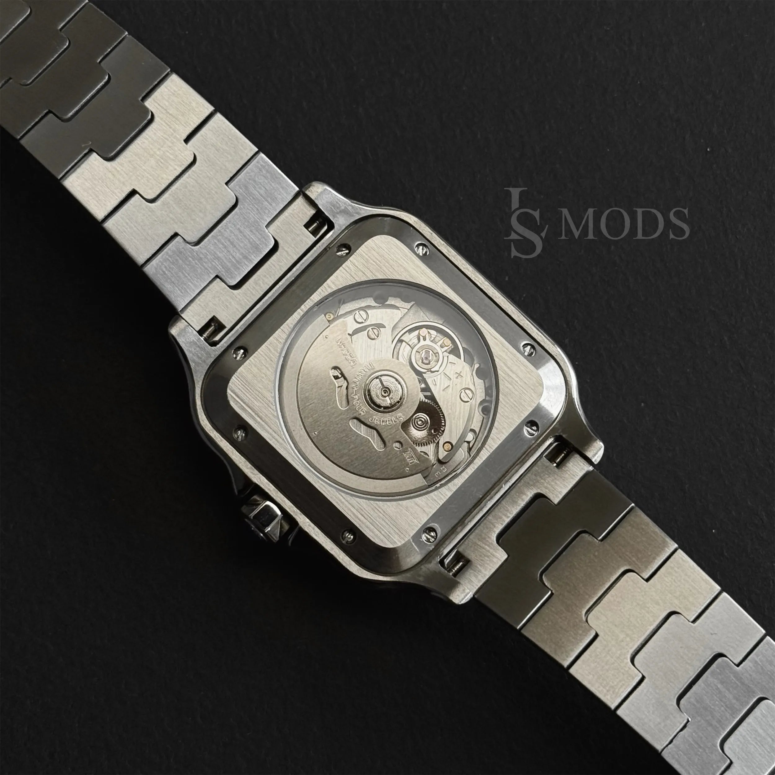 Vue arrière de la montre SeikoMod Santos avec mouvement automatique Seiko NH35 visible