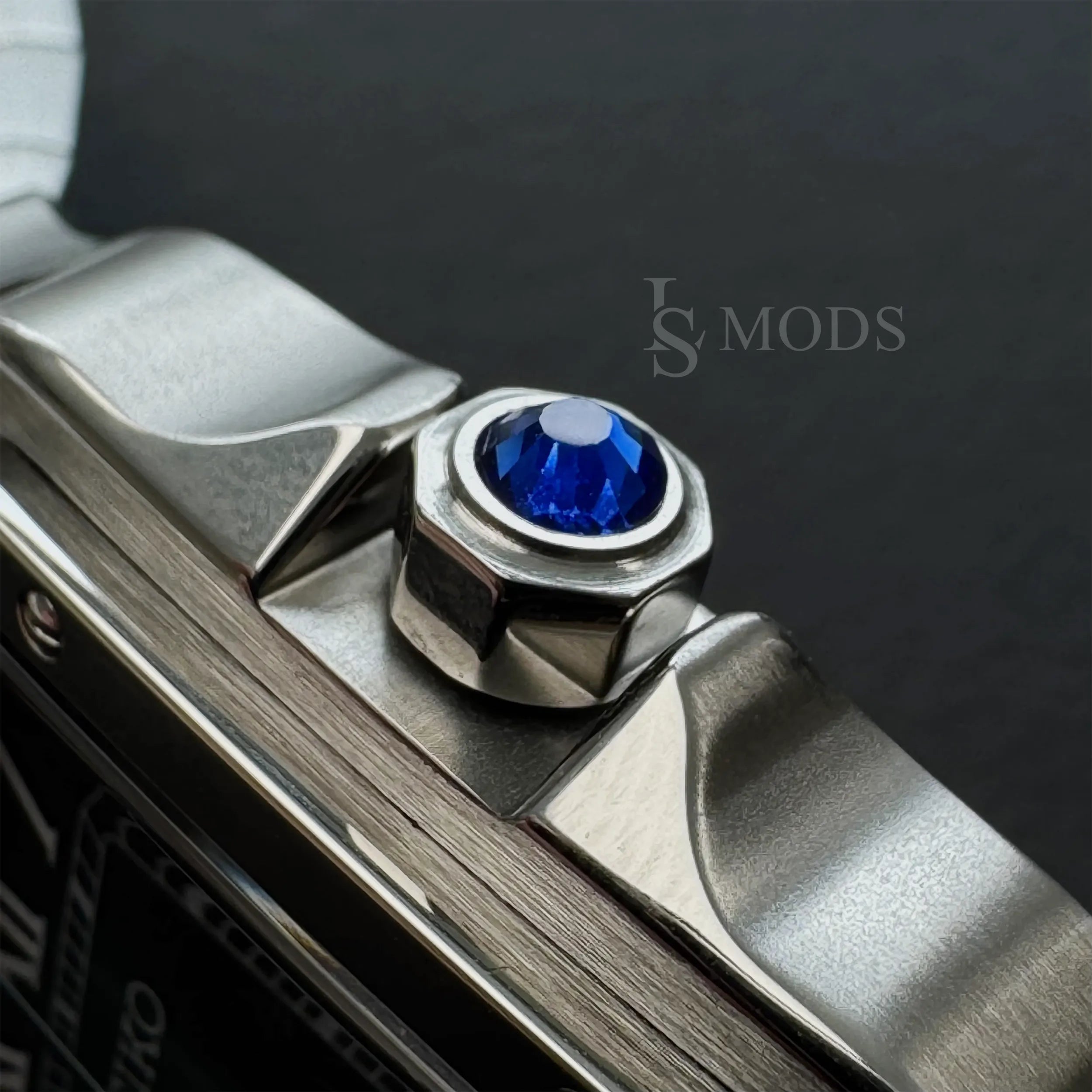 Couronne de la Seiko Mod Santos surmontée d'une pierre précieuse en Saphir bleue