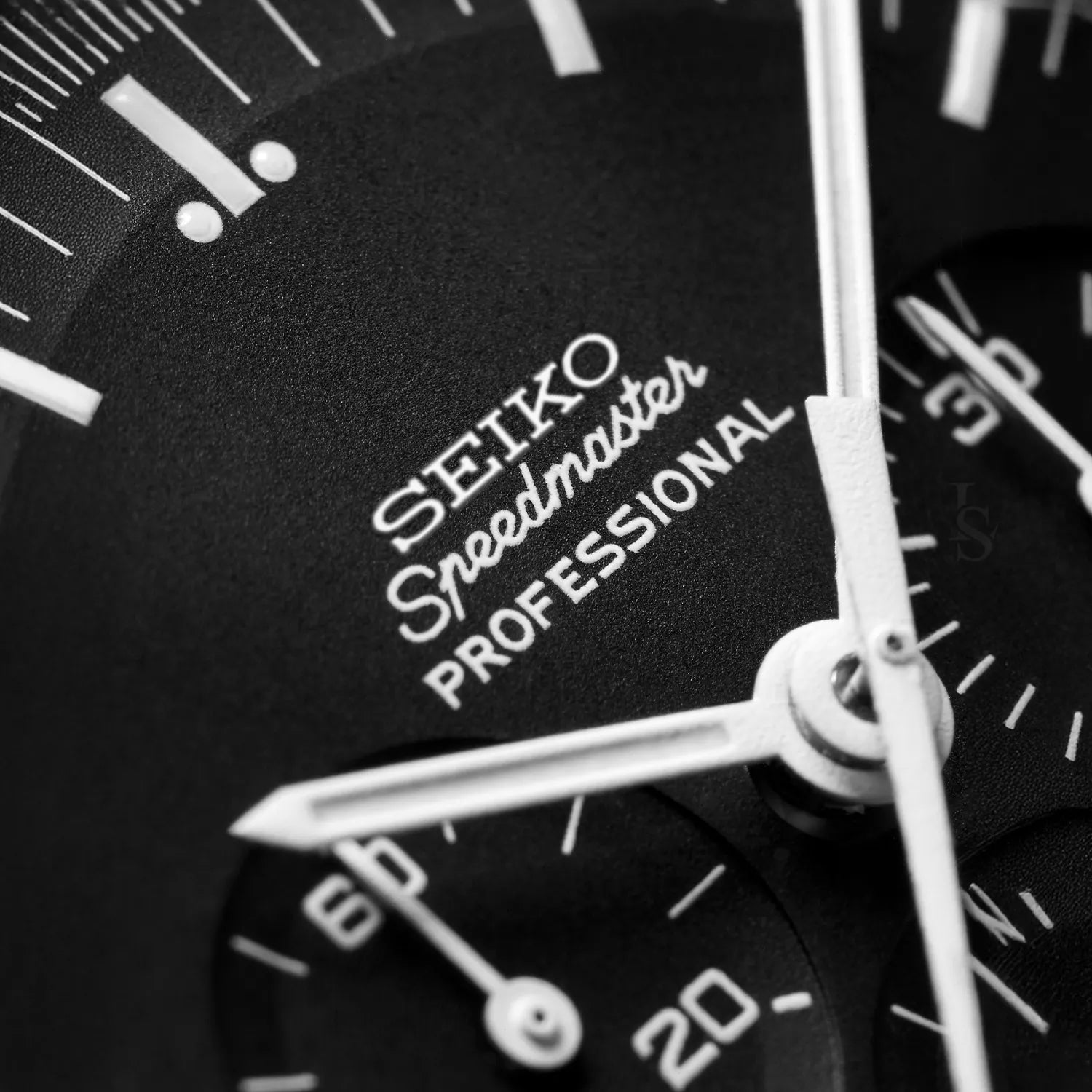 Gros plan sur le cadran noir de la SeikoMod Speedmaster avec aiguilles luminescentes et 3 compteurs chronographes