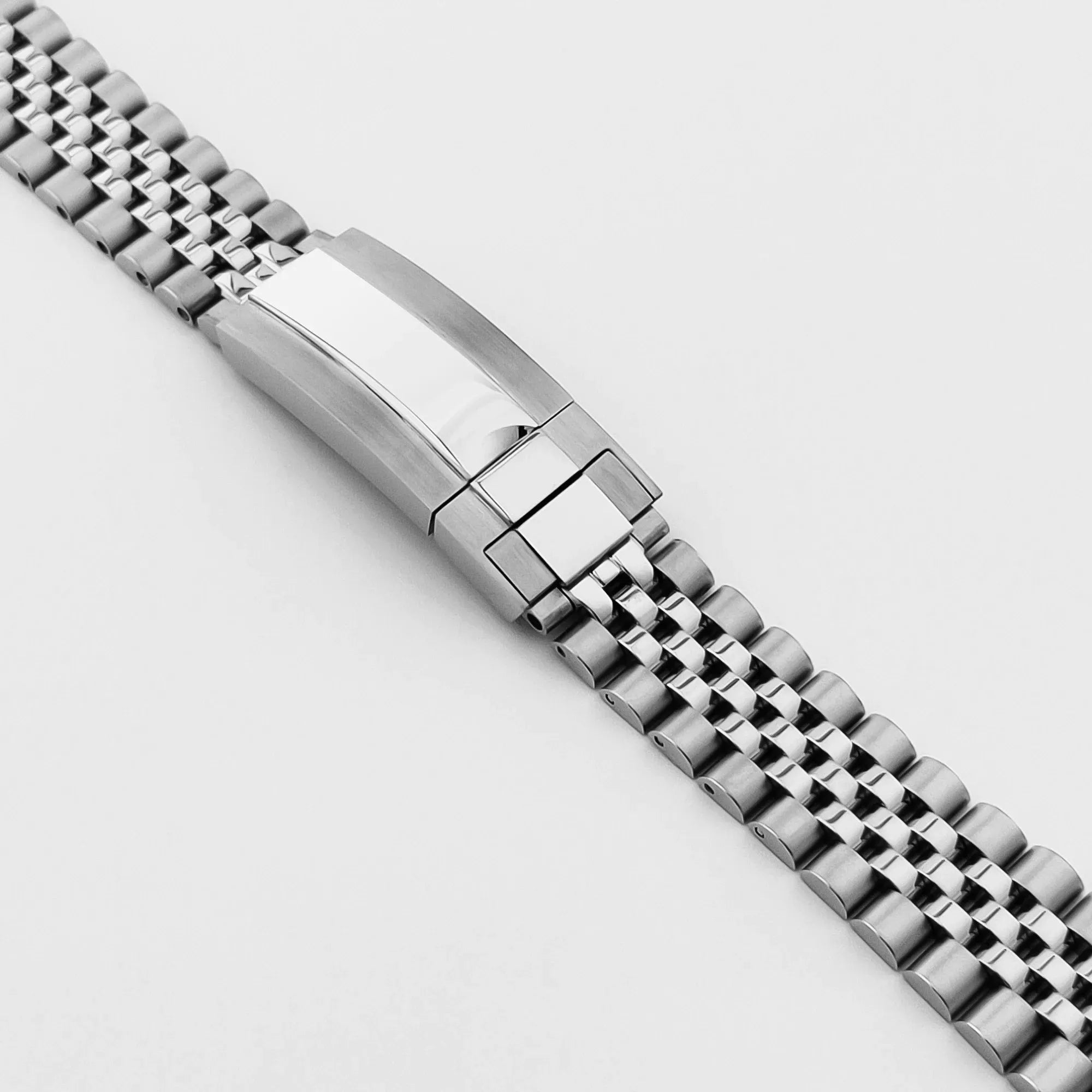 Bracelet Jubilé classique en acier pour montre Seiko mod avec fermoir déployant et finition poli/brossé - vue rapprochée des maillons