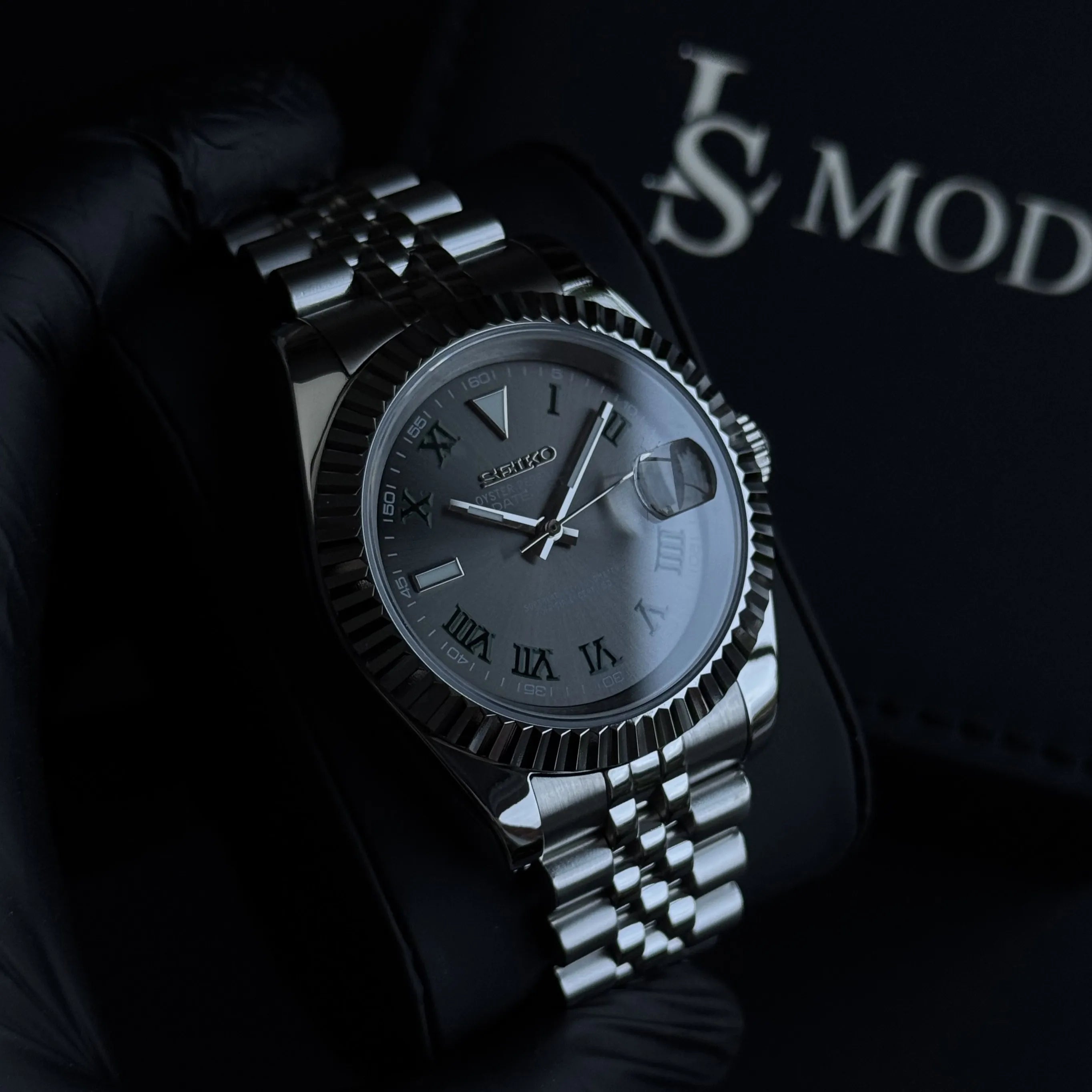 Montre Seiko Mod Datejust Wimbledon gris avec mouvement automatique Seiko NH35, boîtier en acier inoxydable 316L et verre saphir