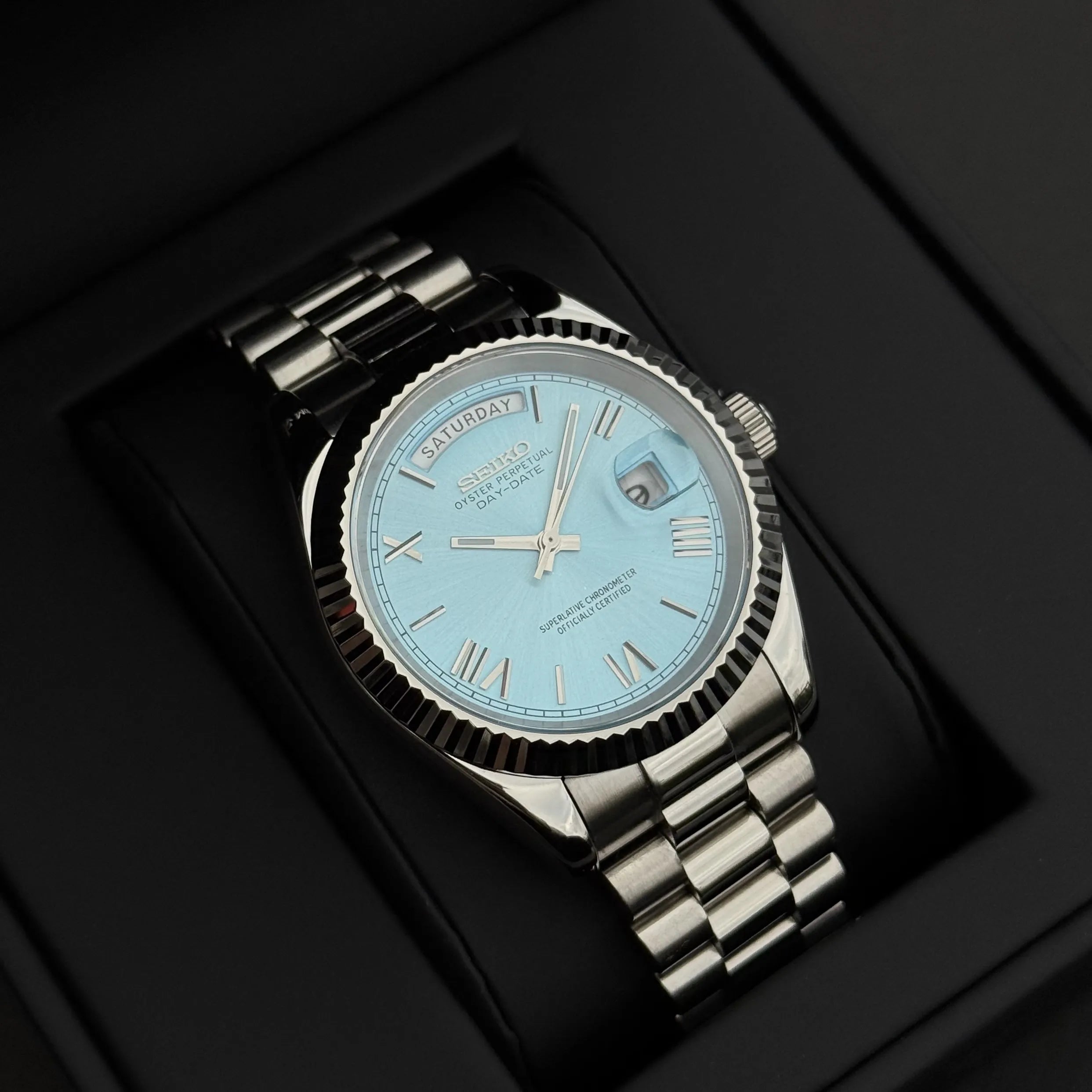 Montre Seiko Mod Day-Date automatique équipée du mouvement NH35, cadran bleu et verre saphir inrayable