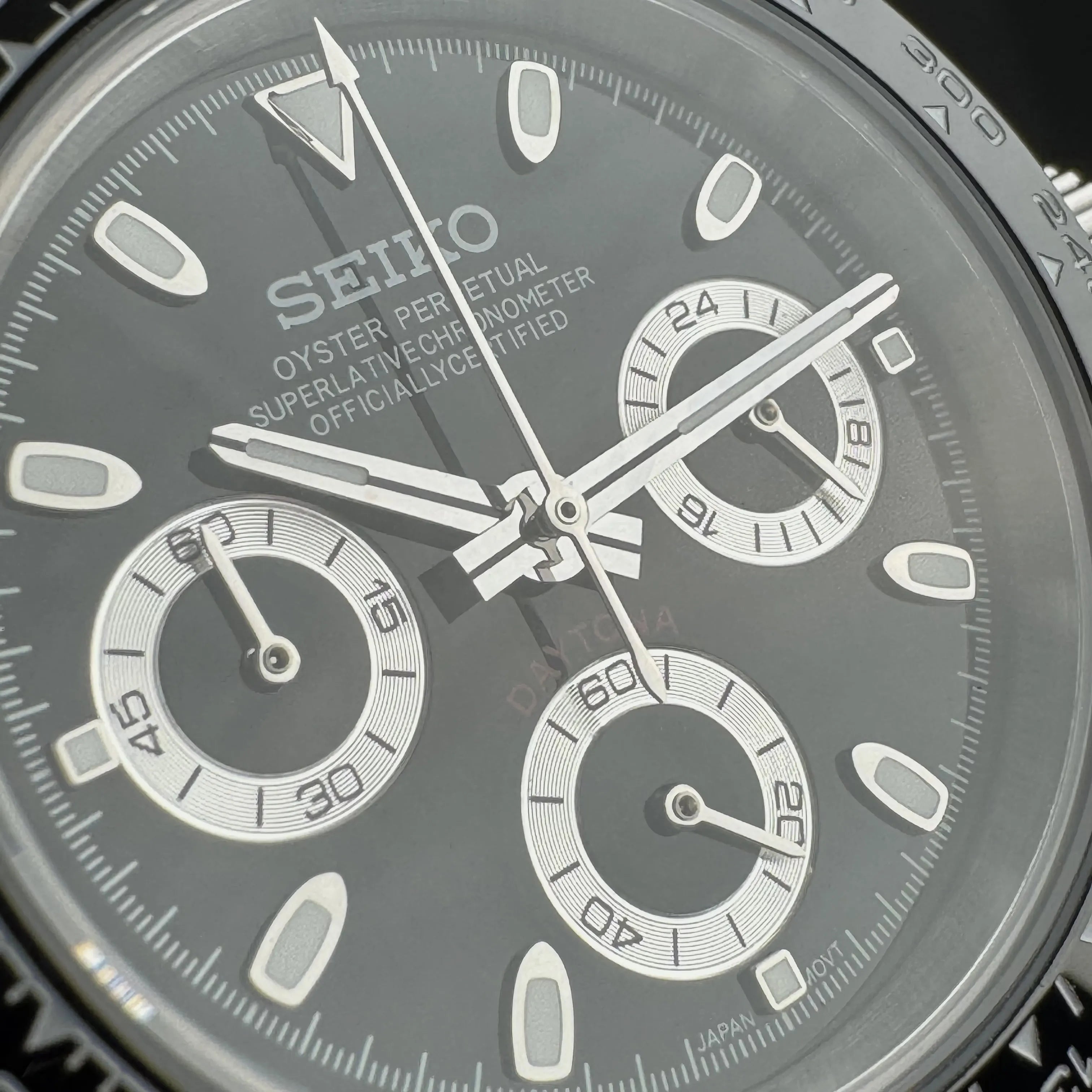 Montre Seiko Mod Daytona Oysterflex VK63 cadran noir reverse panda vue sur le cadran chronographe et triple compteurs