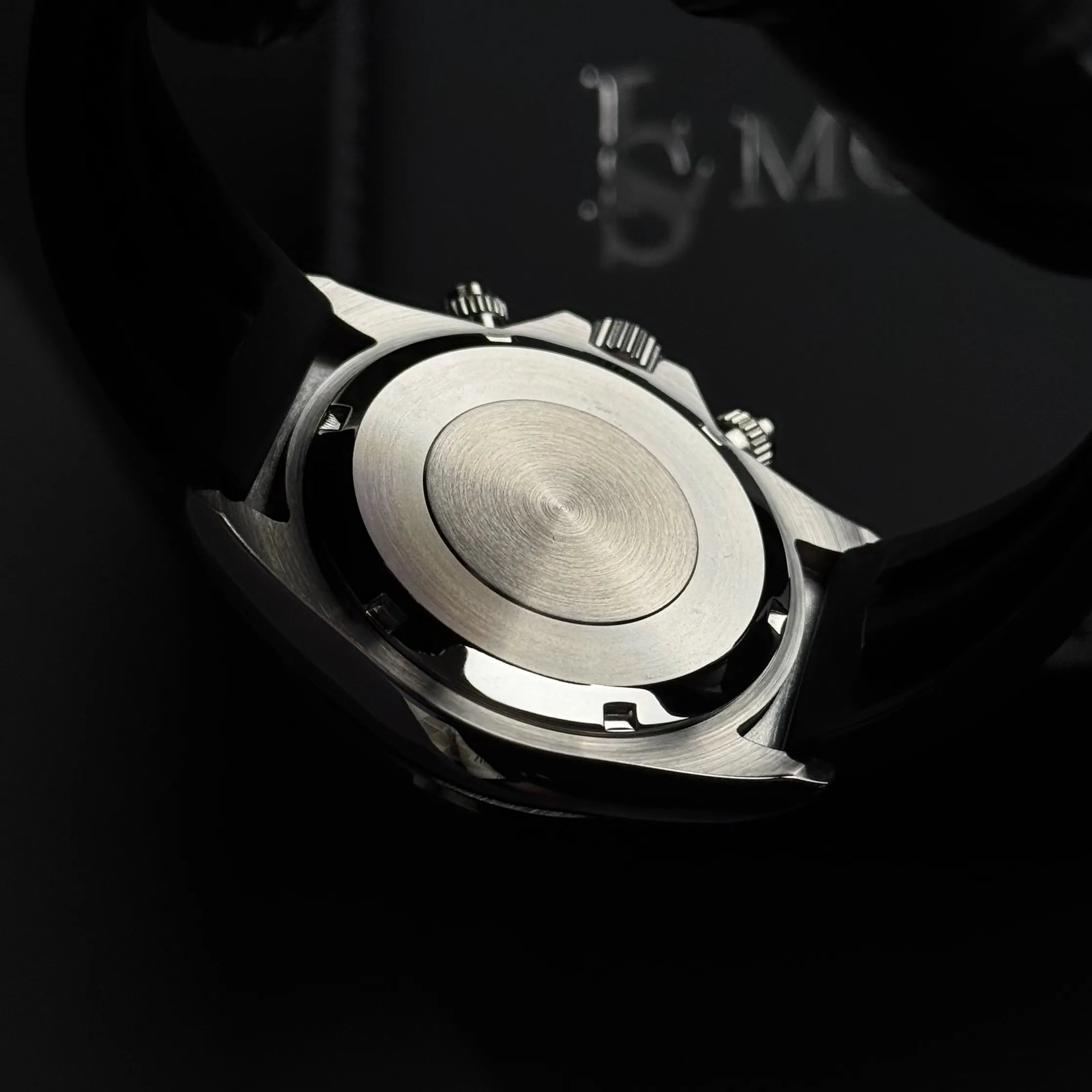 Seiko Mod Daytona Oysterflex vue latérale du fond de boitier ainsi que des poussoirs chronographe et couronne vissée