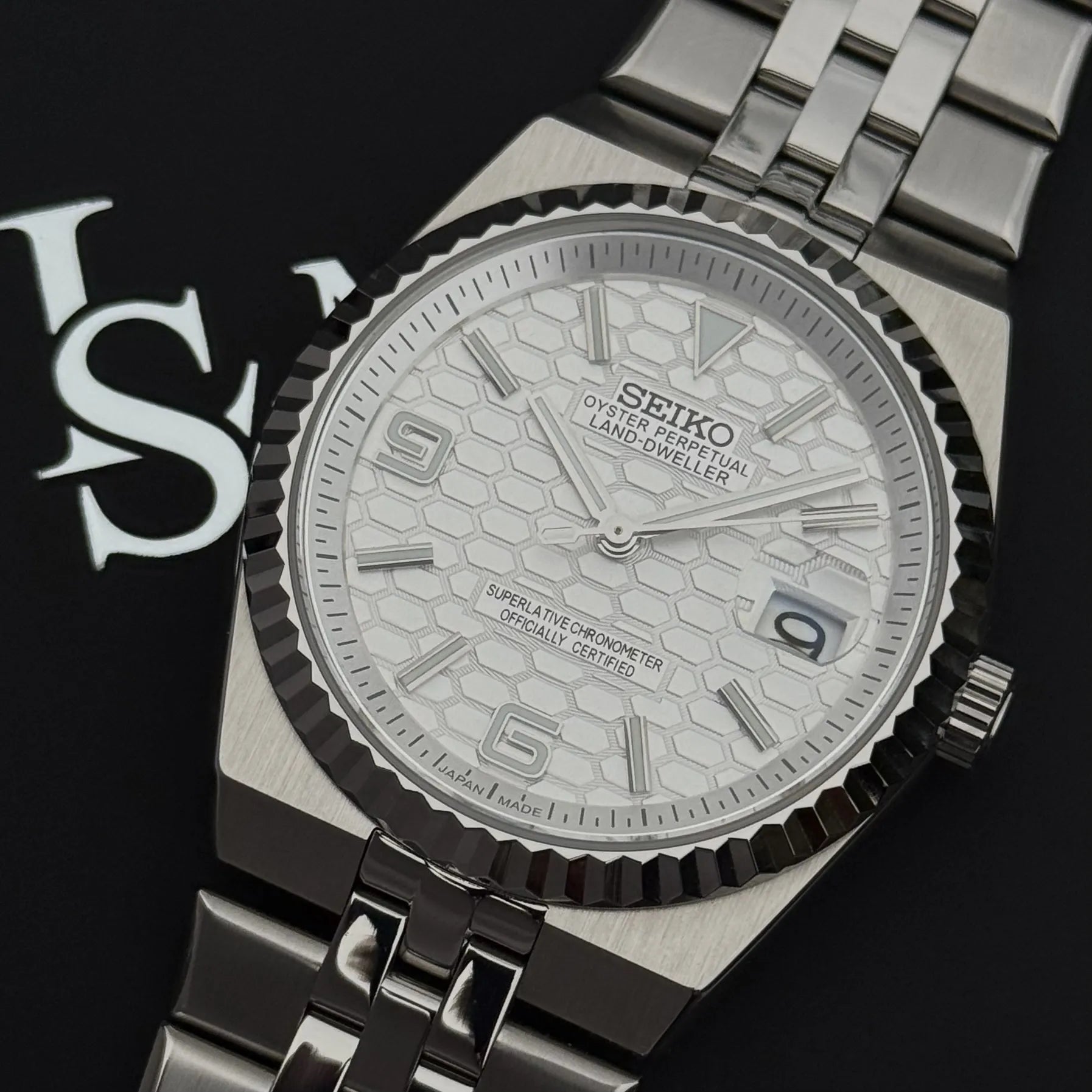 Montre Seiko Mod Land Dweller cadran blanc, zoom sur les détails du cadran nid d'abeille land dweller, boîtier en acier inoxydable