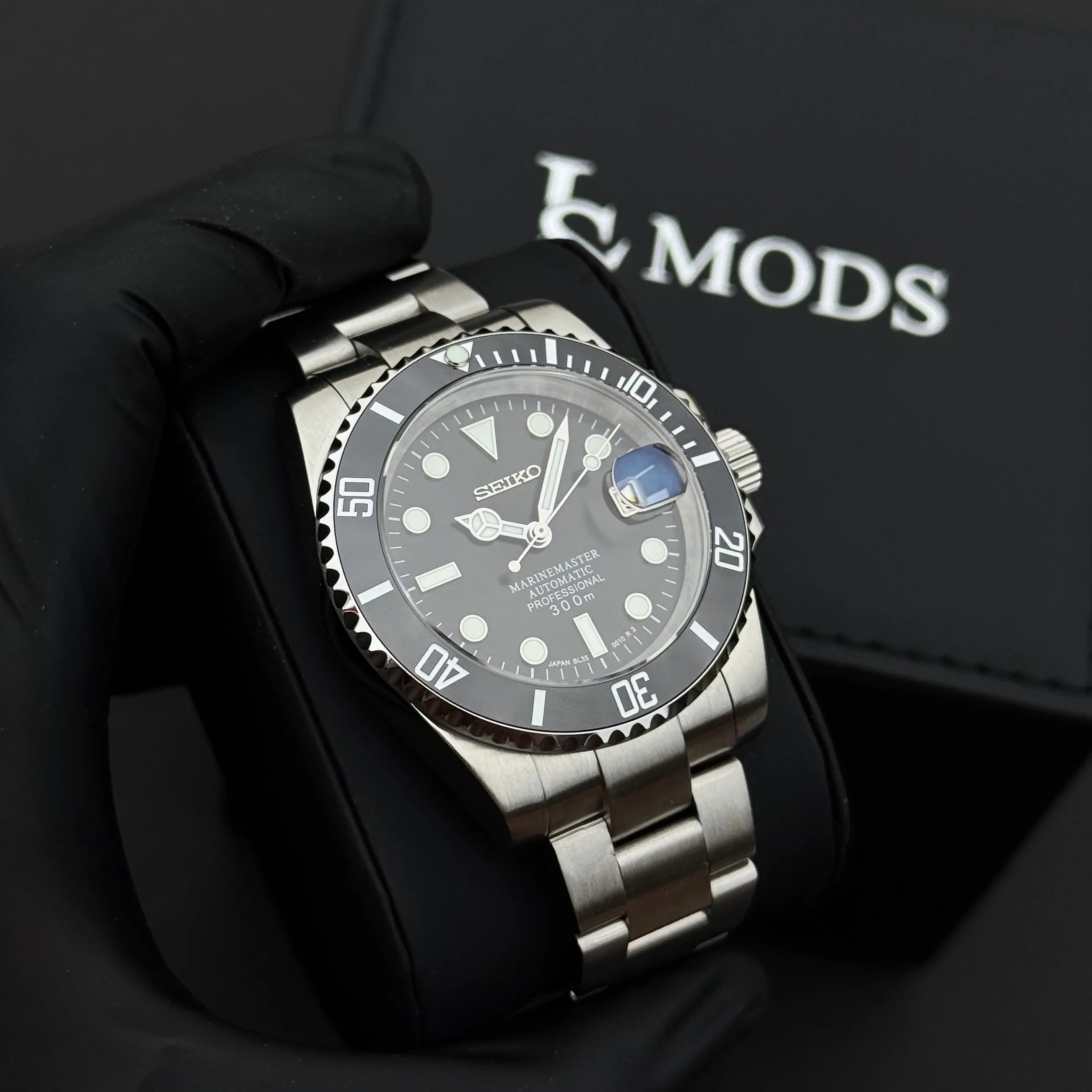 Montre Seiko Mod Marine Master cadran noir vue rapprochée