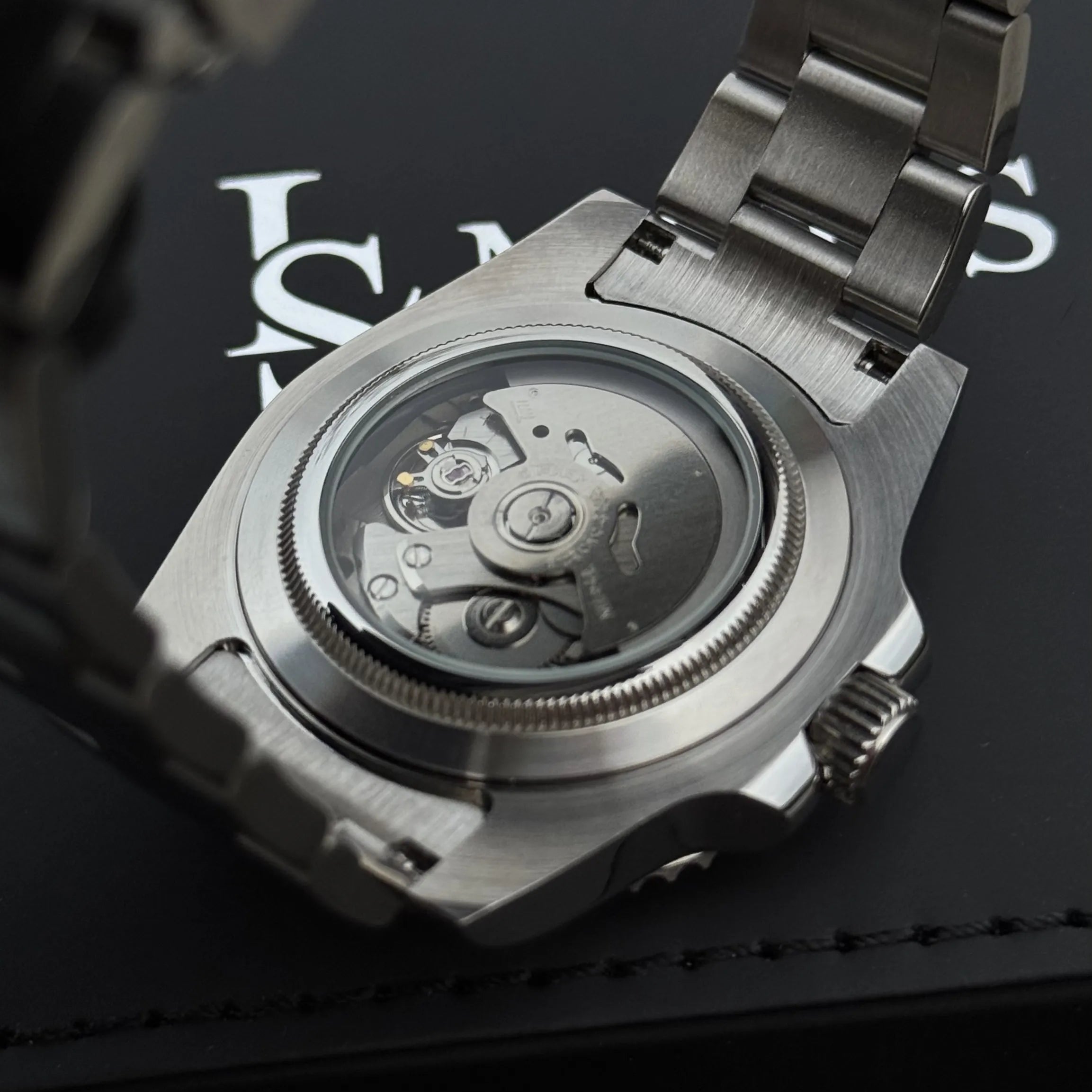 Montre Seiko Mod Marine Master vue du mouvement automatique Seiko NH35 à travers le fond transparent
