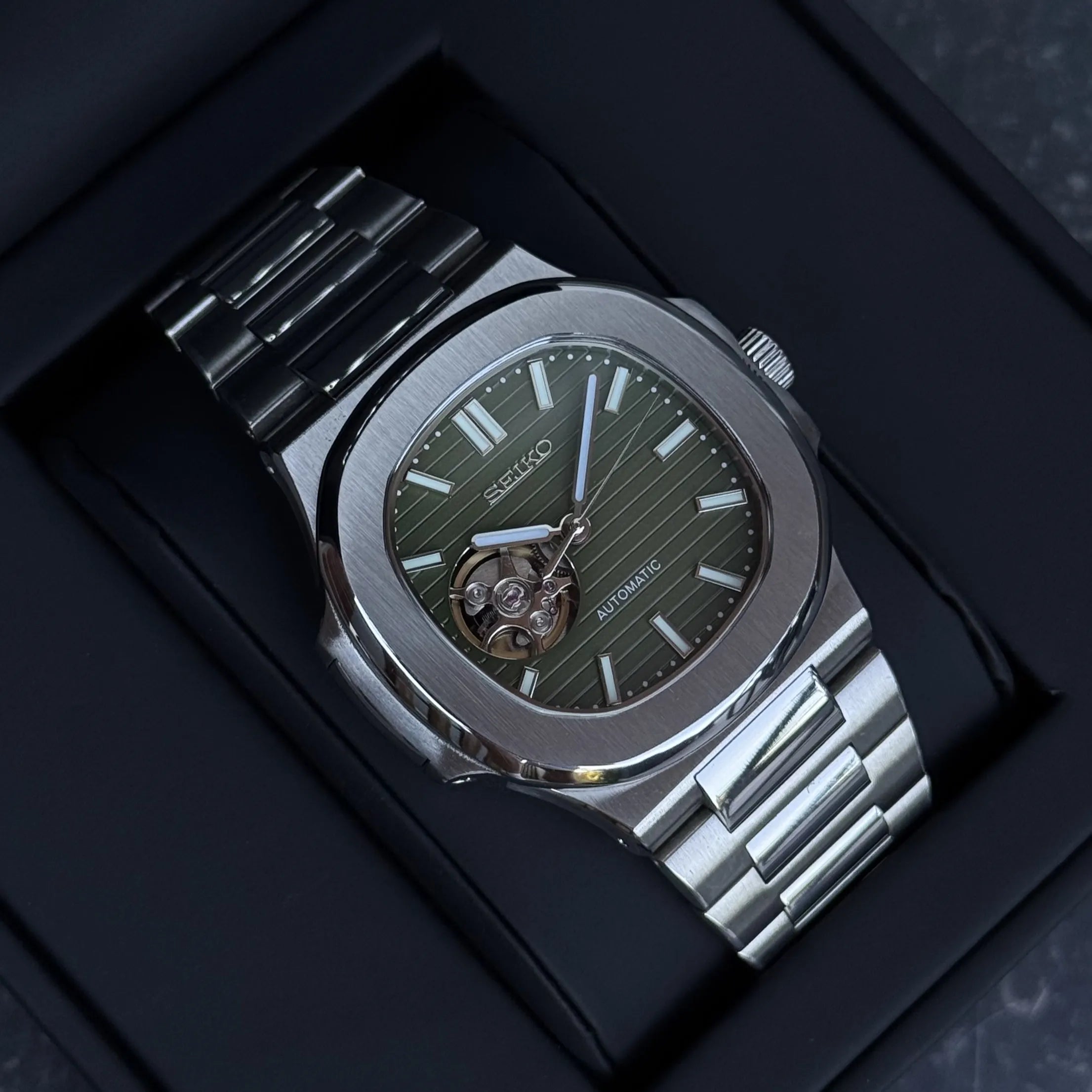 Montre Seiko Mod Nautilus Skeleton cadran vert présentée dans son écrin noir