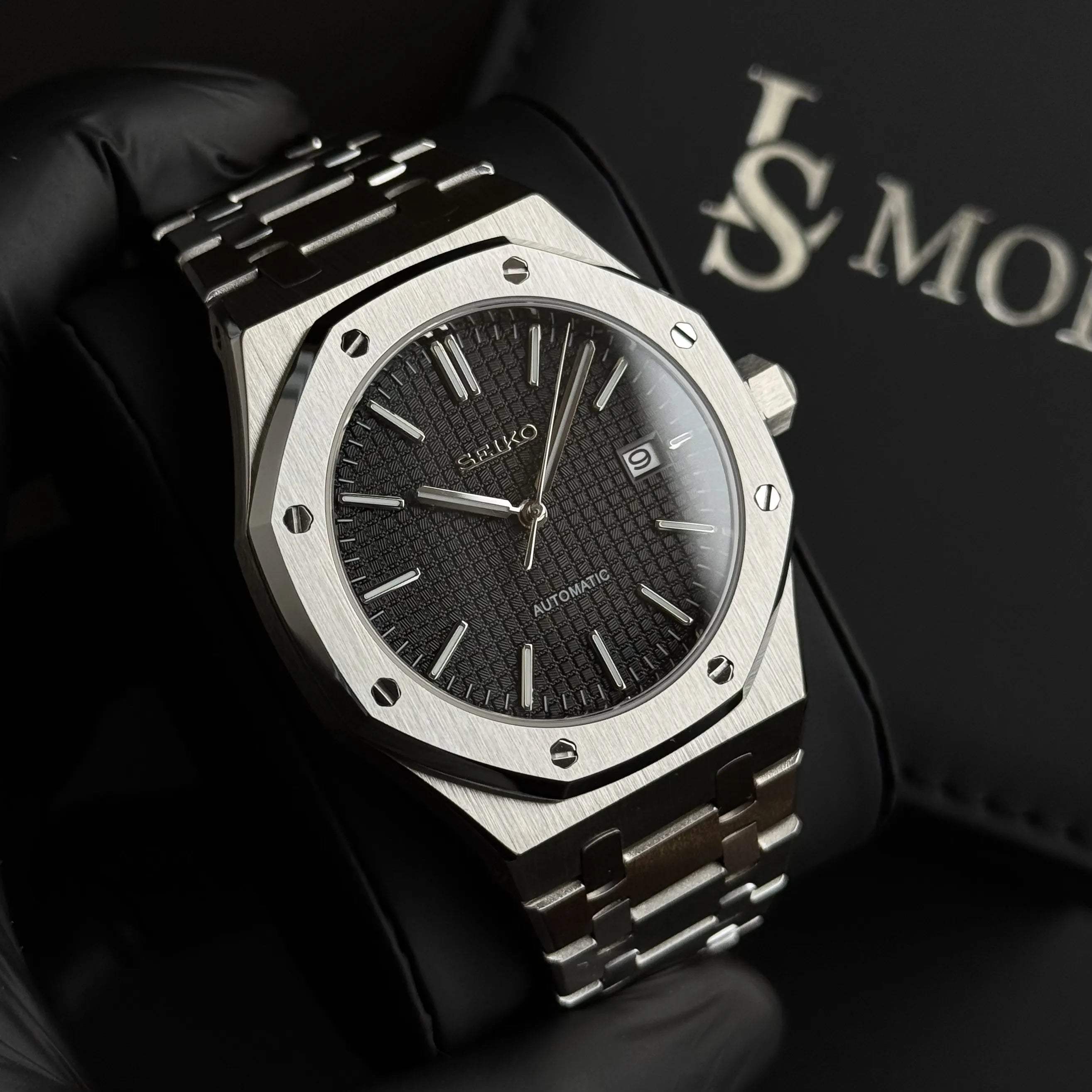 Montre automatique Seiko Mod Royal Oak cadran Noir présentée sur son écrin