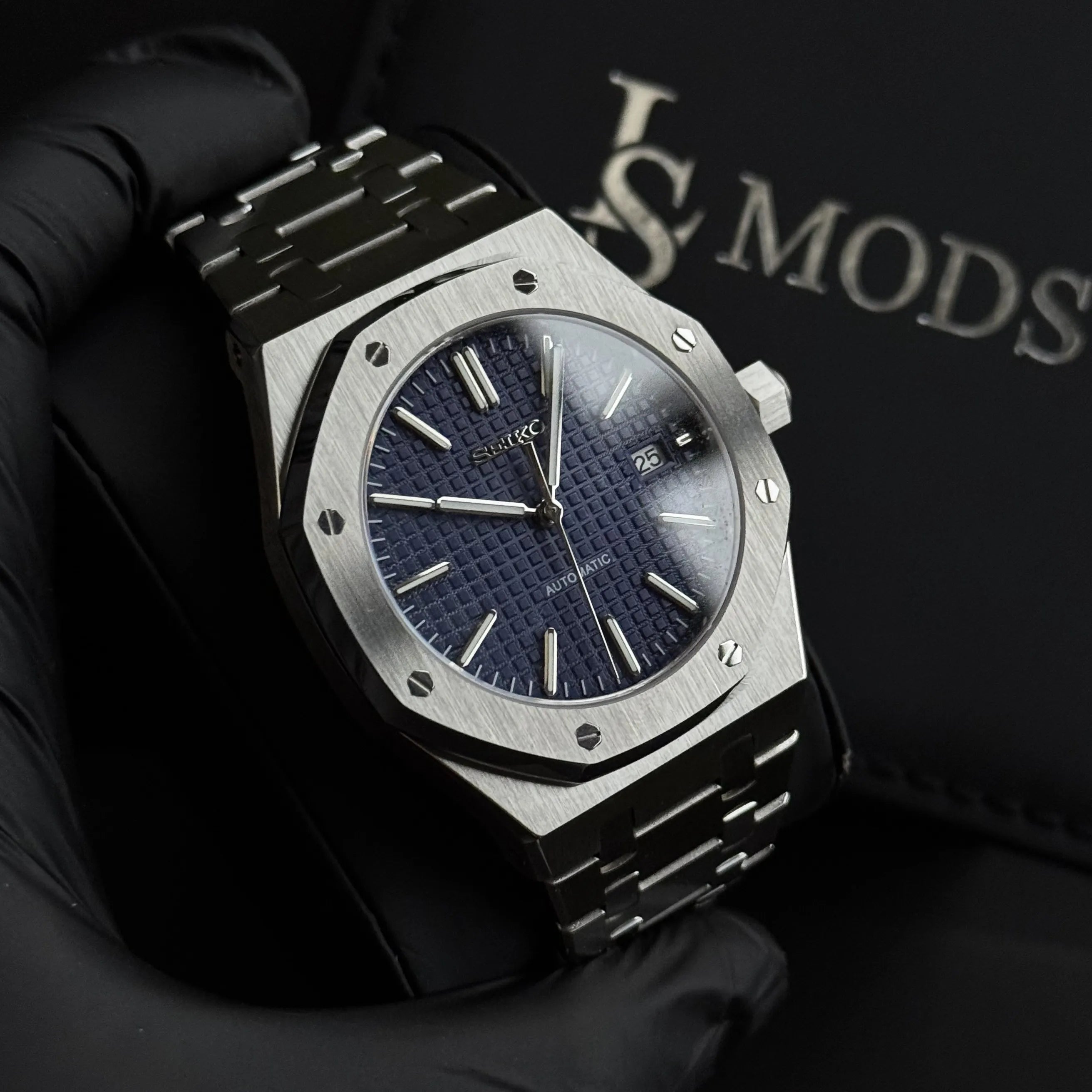 Montre automatique Seiko Mod Royal Oak cadran Bleu présentée sur son écrin