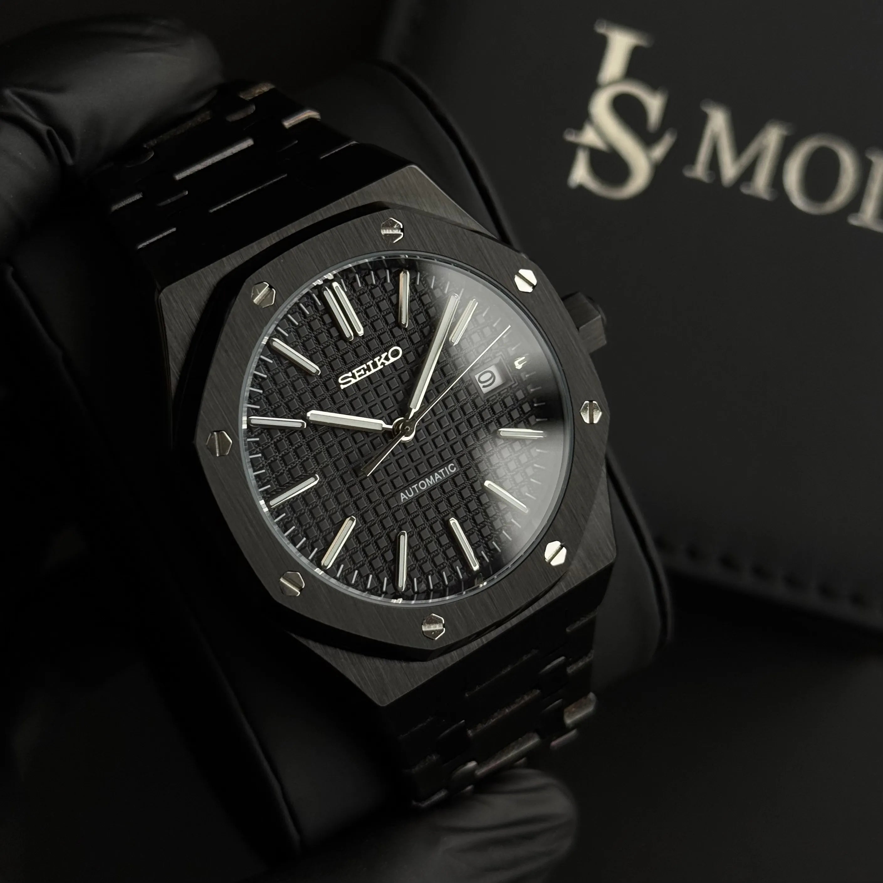 Montre Seiko Mod Royal Oak Noir Complet avec cadran noir équipée du mouvement automatique Seiko NH35 avec un boîtier et bracelet en acier noir inoxydable