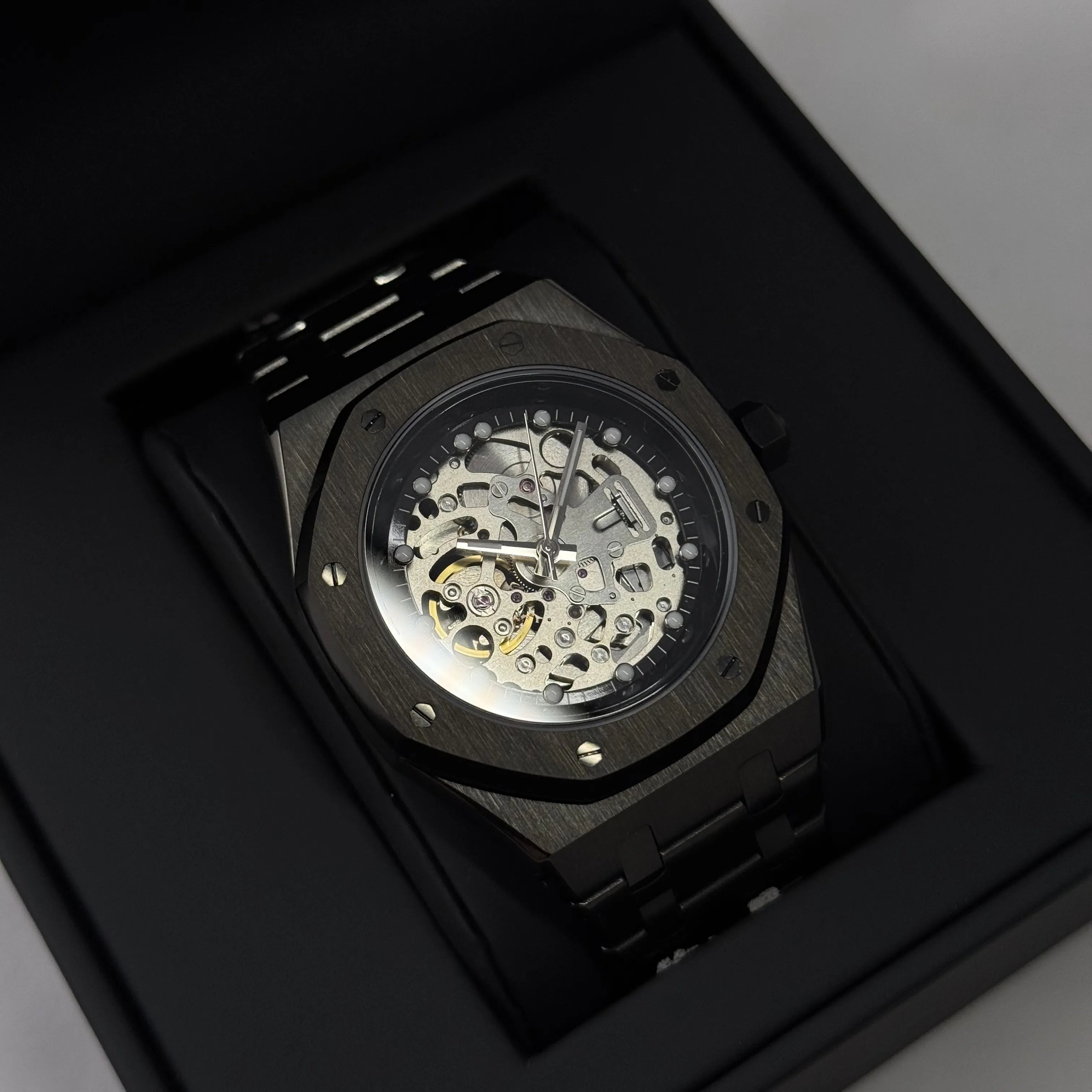 Montre Seiko Mod Royal Oak Full Skeleton cadran noir squelette dévoilant le mouvement Seiko NH70 présentée dans son écrin 