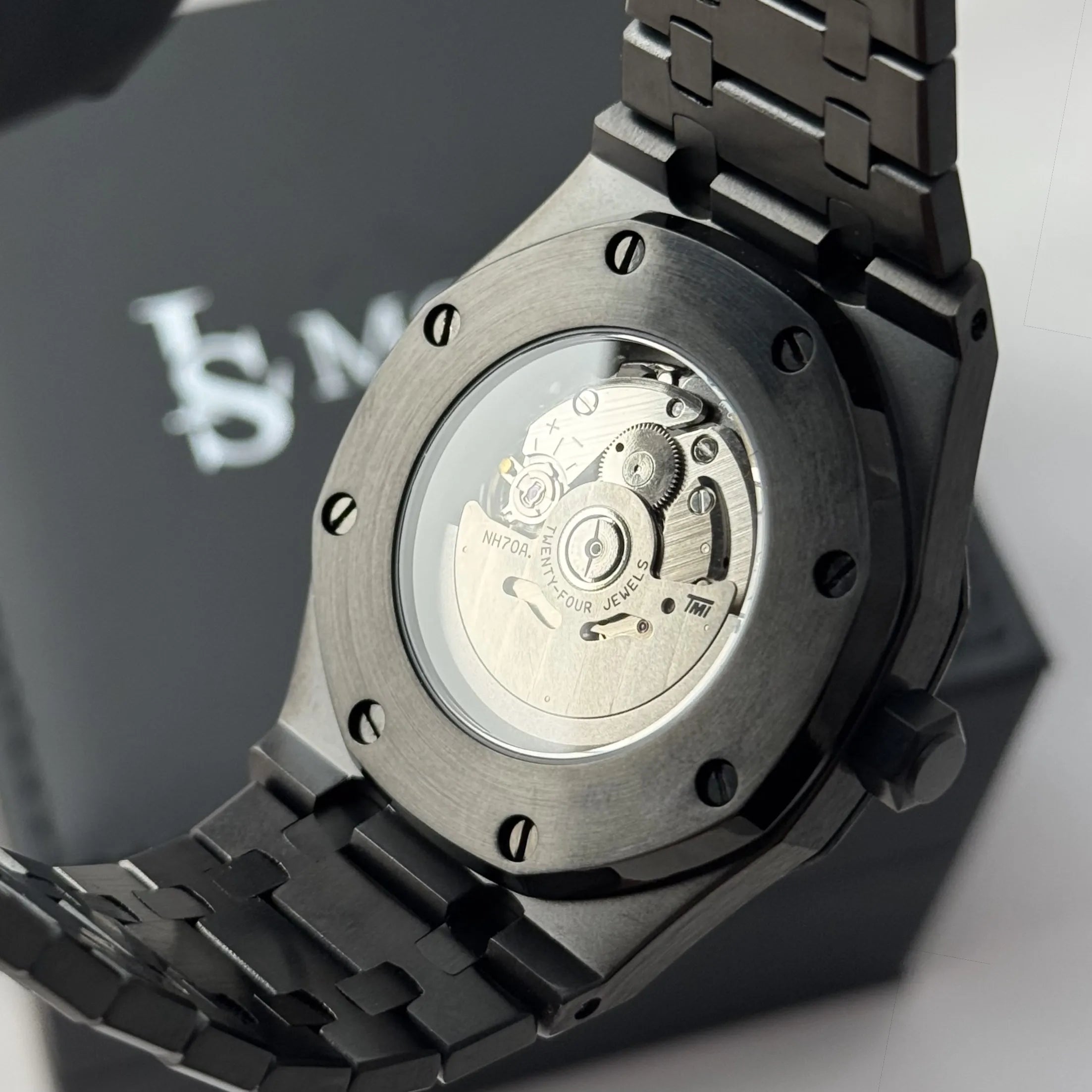 Montre Seiko Mod Royal Oak Full Skeleton vue du mouvement automatique Seiko NH35 à travers le fond transparent