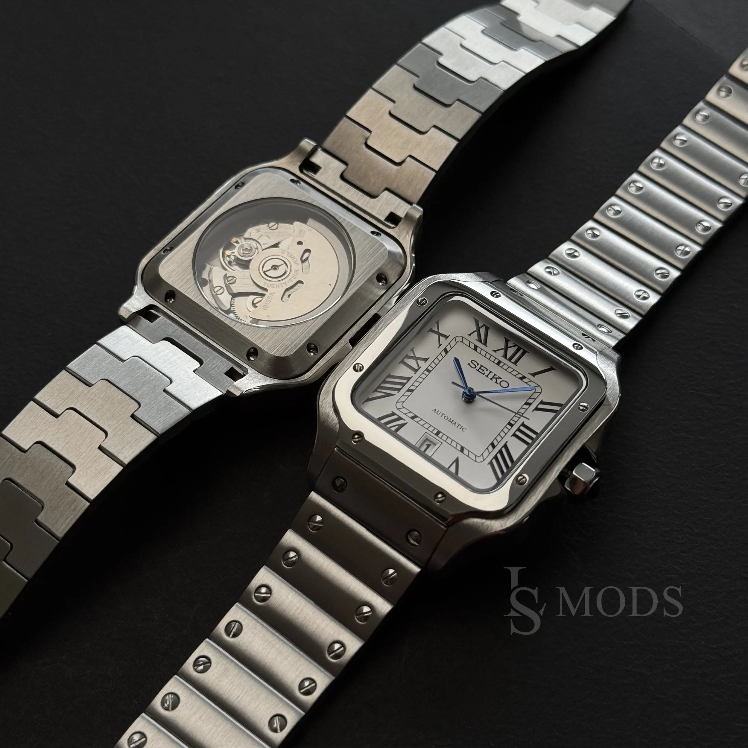 Montres Seiko Mod Santos avec boîtier carré acier inoxydable et cadran blanc ainsi que fond transparent laissant voir le mouvement automatique Seiko NH35