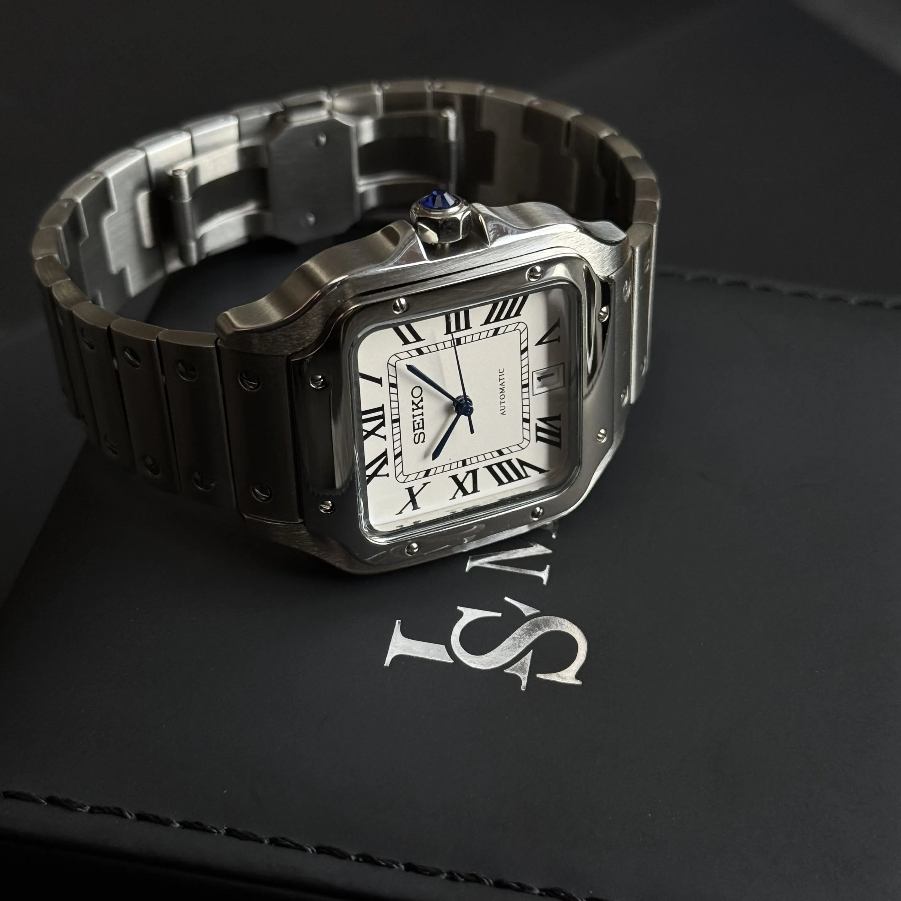 Montre Seiko Mod Santos cadran blanc chiffres romains sur bracelet acier